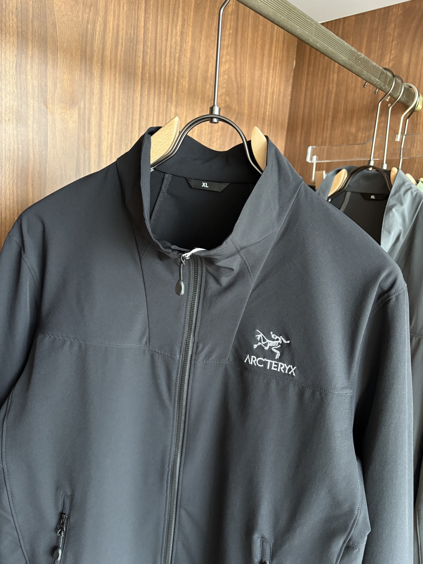 爆款 顶配 Beta SL冲锋衣是一款专为户外探险设计的高性能外套。采用GORE-TEX 面料。具备卓越