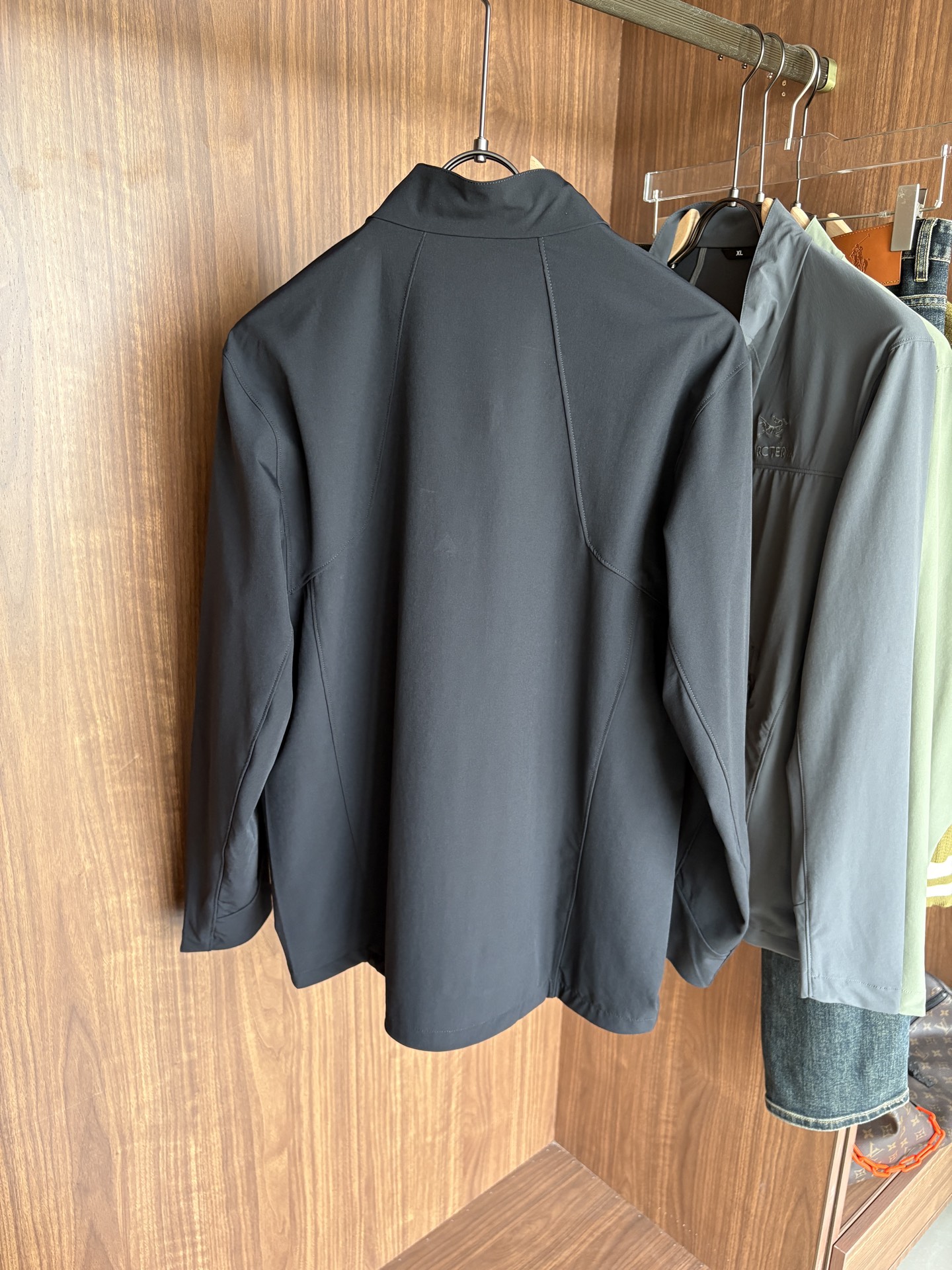 爆款 顶配 Beta SL冲锋衣是一款专为户外探险设计的高性能外套。采用GORE-TEX 面料。具备卓越