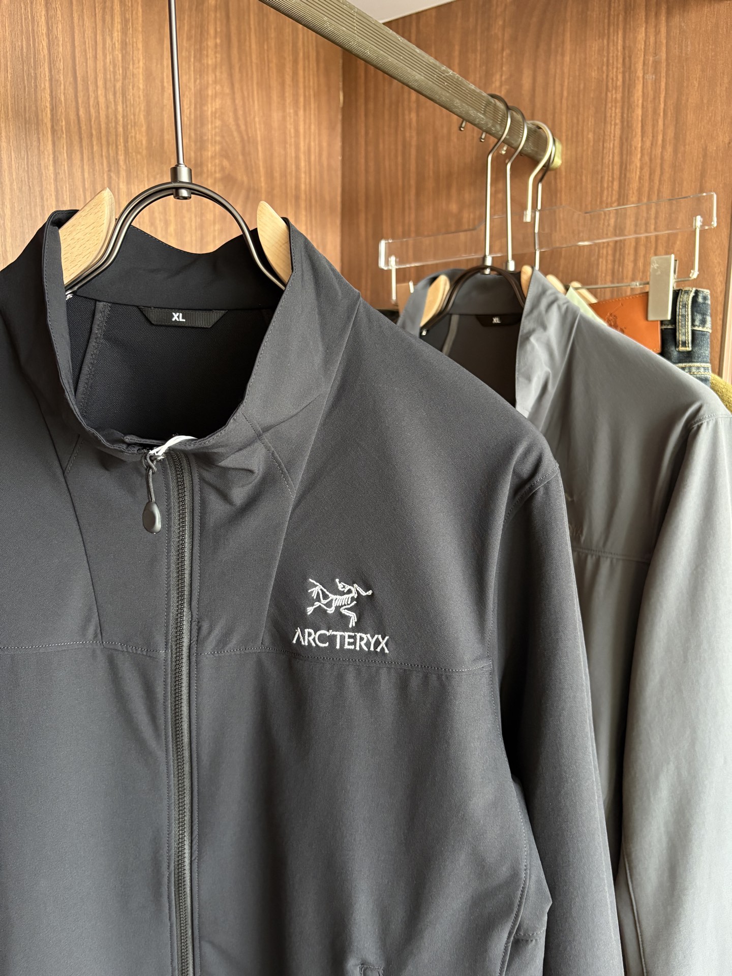 爆款 顶配 Beta SL冲锋衣是一款专为户外探险设计的高性能外套。采用GORE-TEX 面料。具备卓越