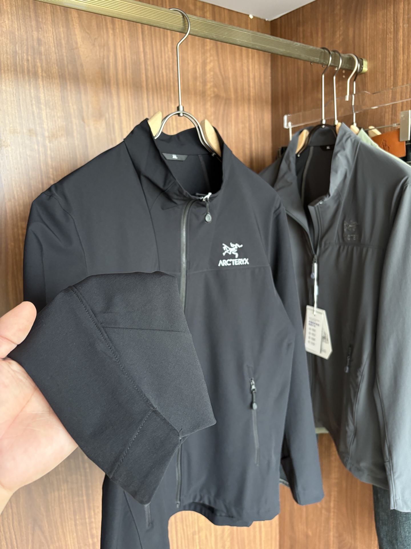 爆款 顶配 Beta SL冲锋衣是一款专为户外探险设计的高性能外套。采用GORE-TEX 面料。具备卓越