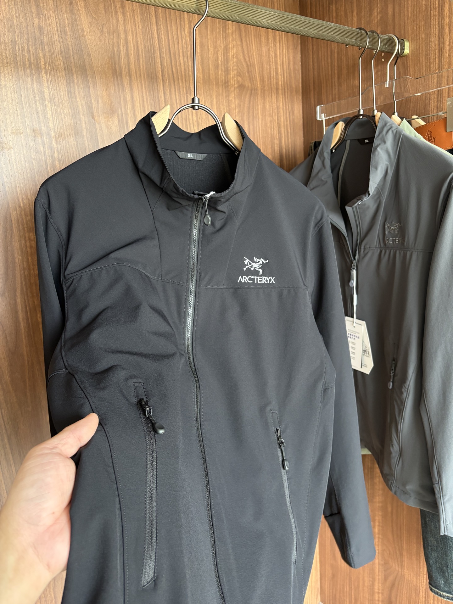 爆款 顶配 Beta SL冲锋衣是一款专为户外探险设计的高性能外套。采用GORE-TEX 面料。具备卓越