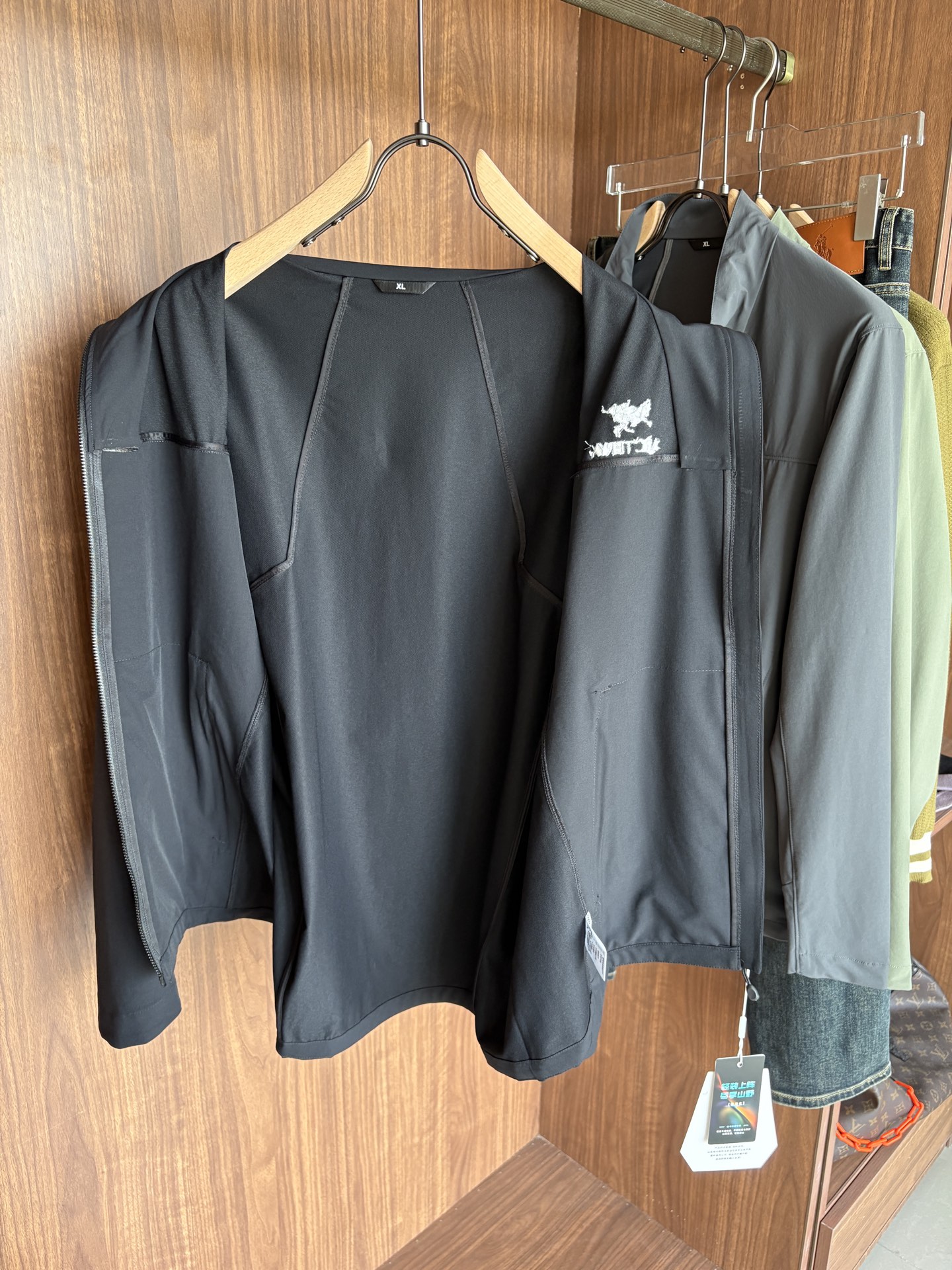 爆款 顶配 Beta SL冲锋衣是一款专为户外探险设计的高性能外套。采用GORE-TEX 面料。具备卓越