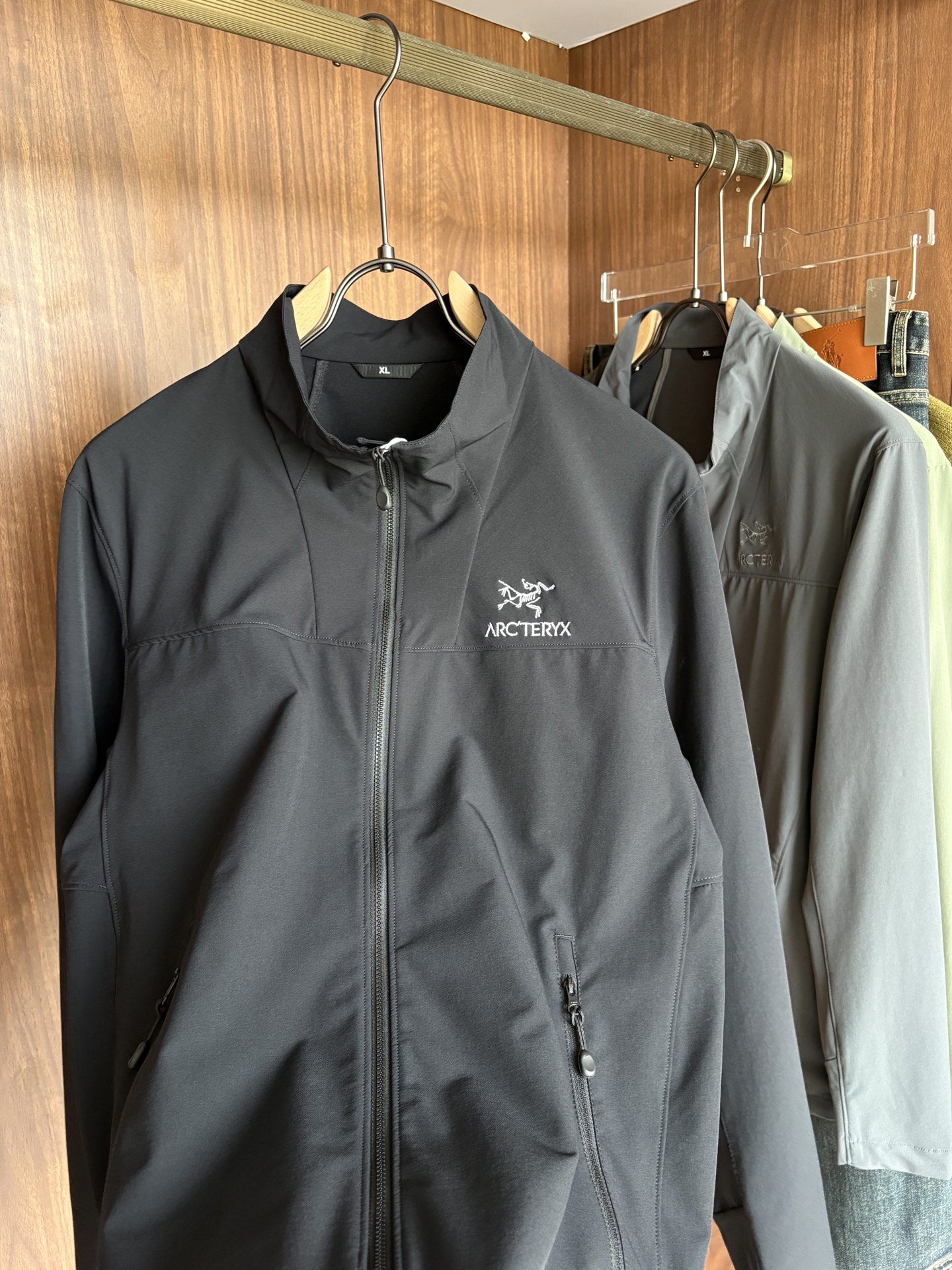 爆款 顶配 Beta SL冲锋衣是一款专为户外探险设计的高性能外套。采用GORE-TEX 面料。具备卓越