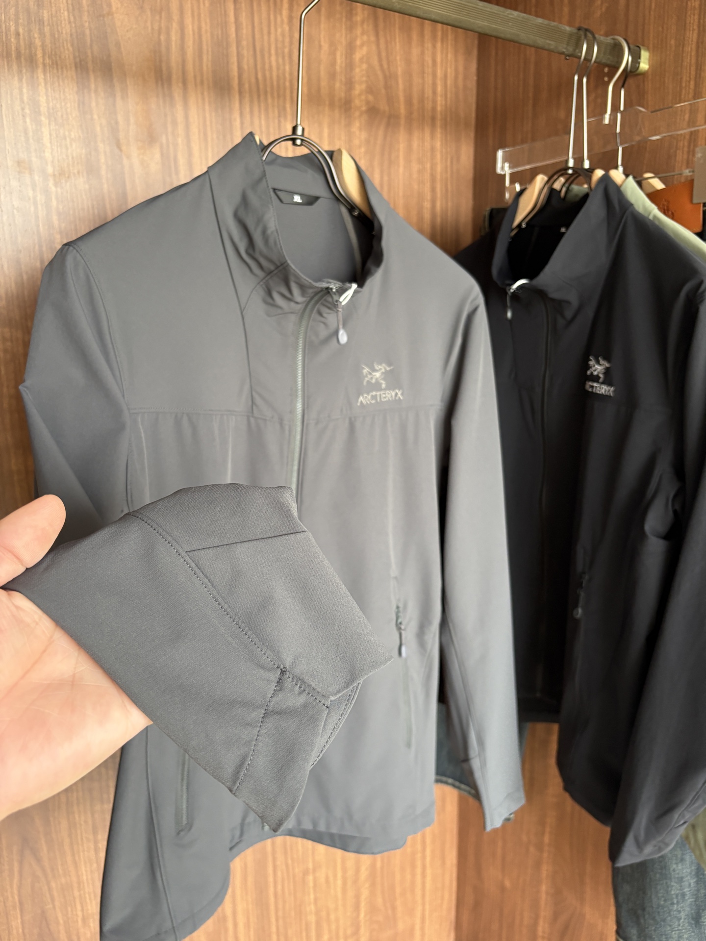 爆款 顶配 Beta SL冲锋衣是一款专为户外探险设计的高性能外套。采用GORE-TEX 面料。具备卓越