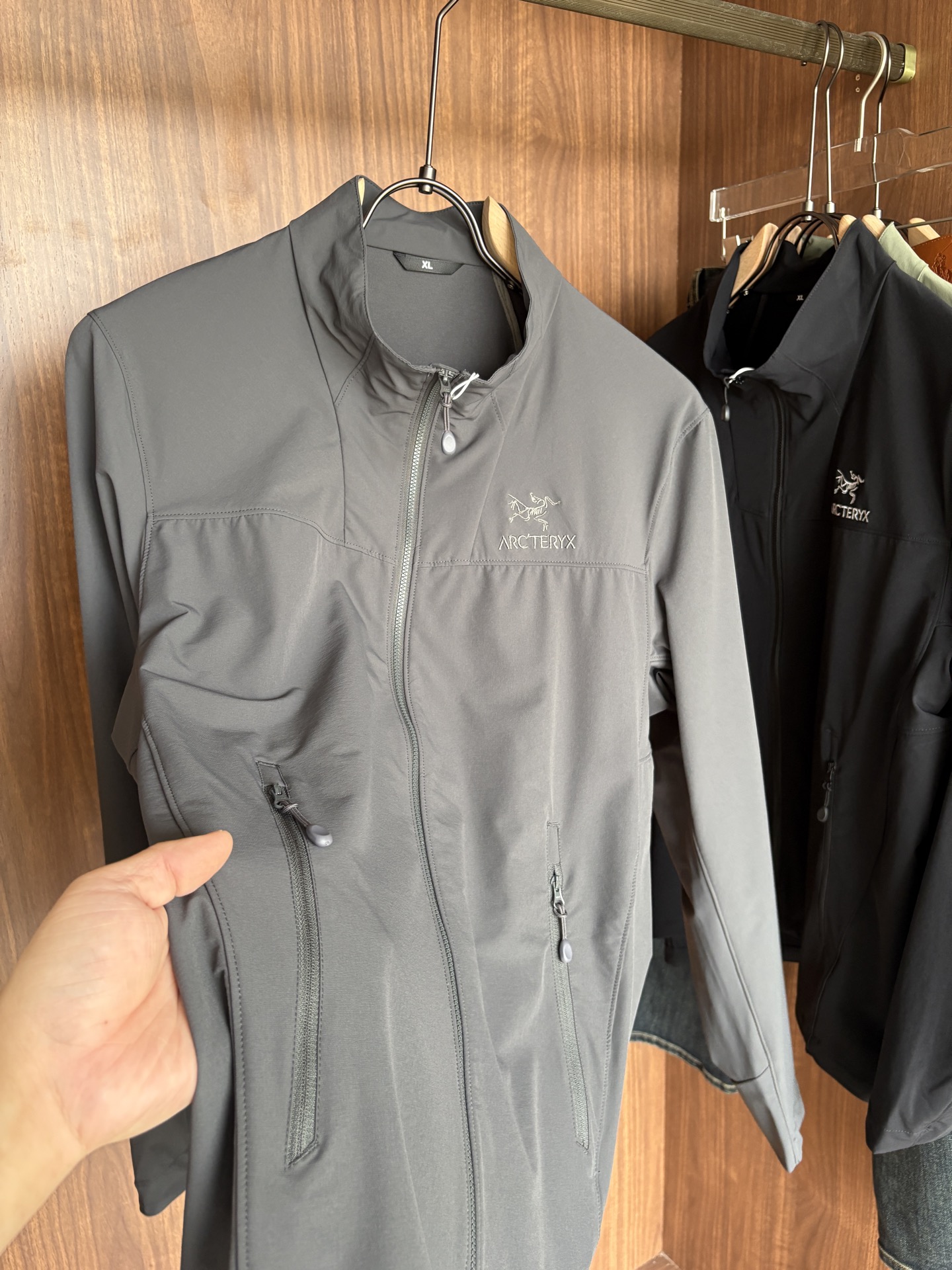 爆款 顶配 Beta SL冲锋衣是一款专为户外探险设计的高性能外套。采用GORE-TEX 面料。具备卓越