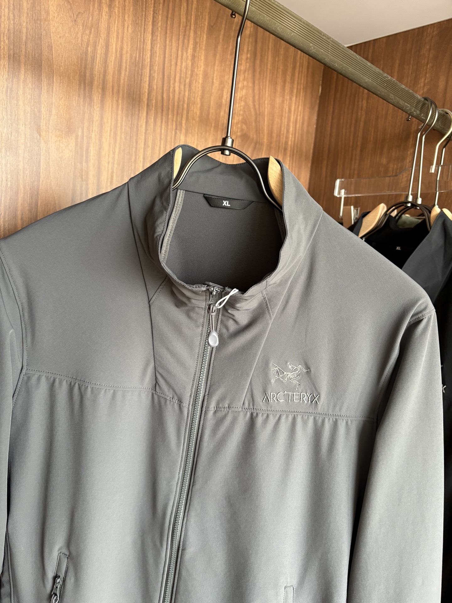 爆款 顶配 Beta SL冲锋衣是一款专为户外探险设计的高性能外套。采用GORE-TEX 面料。具备卓越