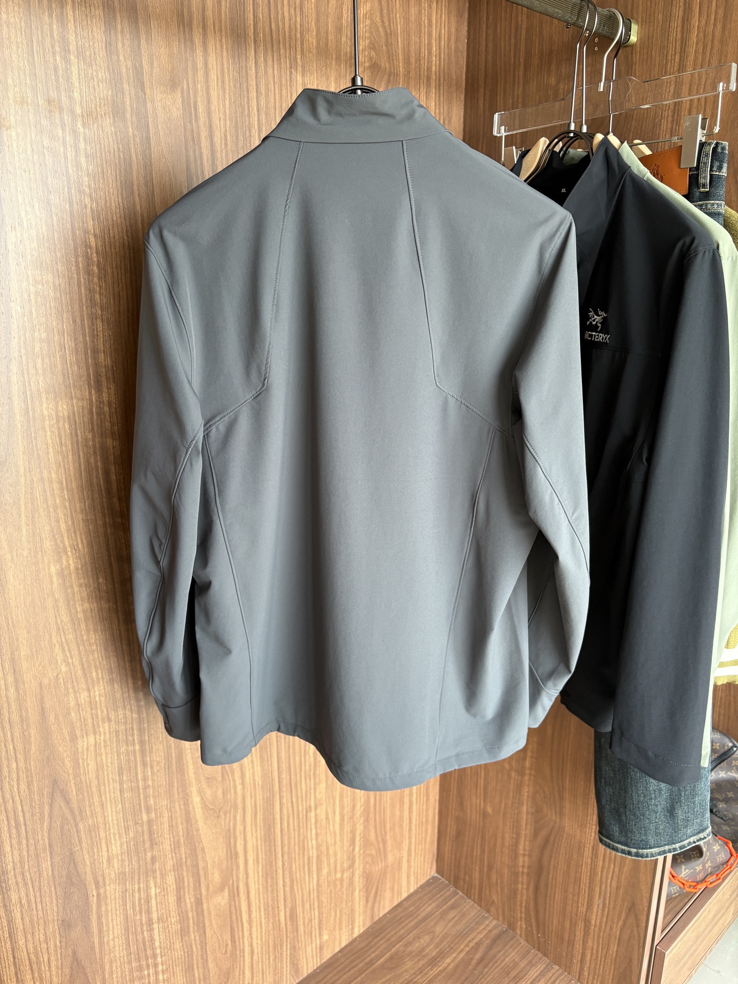 爆款 顶配 Beta SL冲锋衣是一款专为户外探险设计的高性能外套。采用GORE-TEX 面料。具备卓越