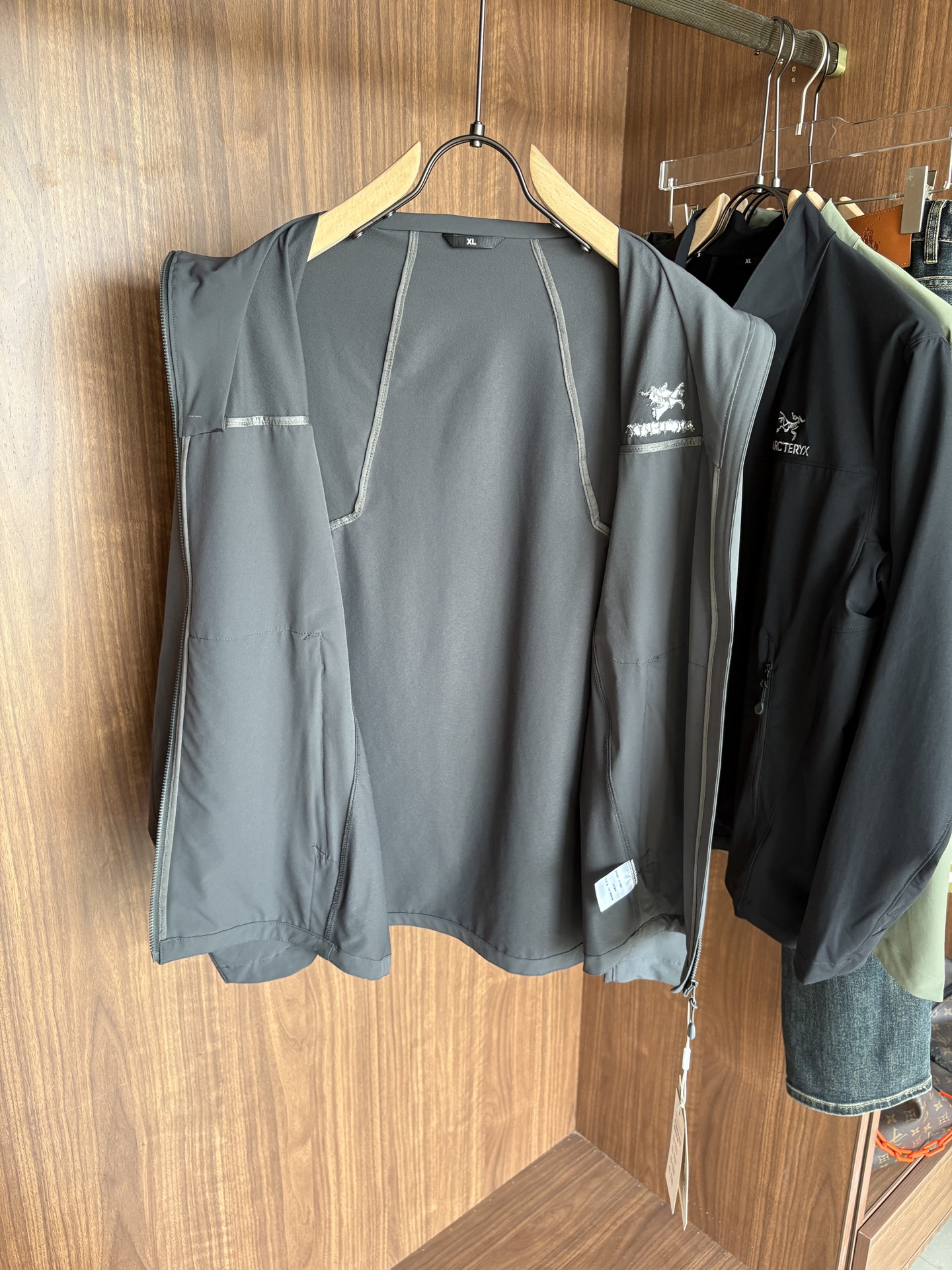 爆款 顶配 Beta SL冲锋衣是一款专为户外探险设计的高性能外套。采用GORE-TEX 面料。具备卓越