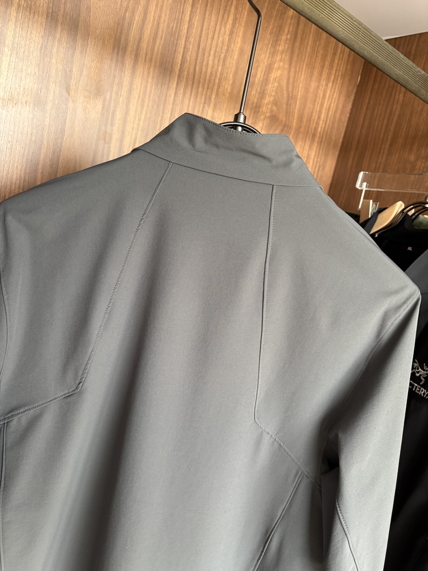 爆款 顶配 Beta SL冲锋衣是一款专为户外探险设计的高性能外套。采用GORE-TEX 面料。具备卓越