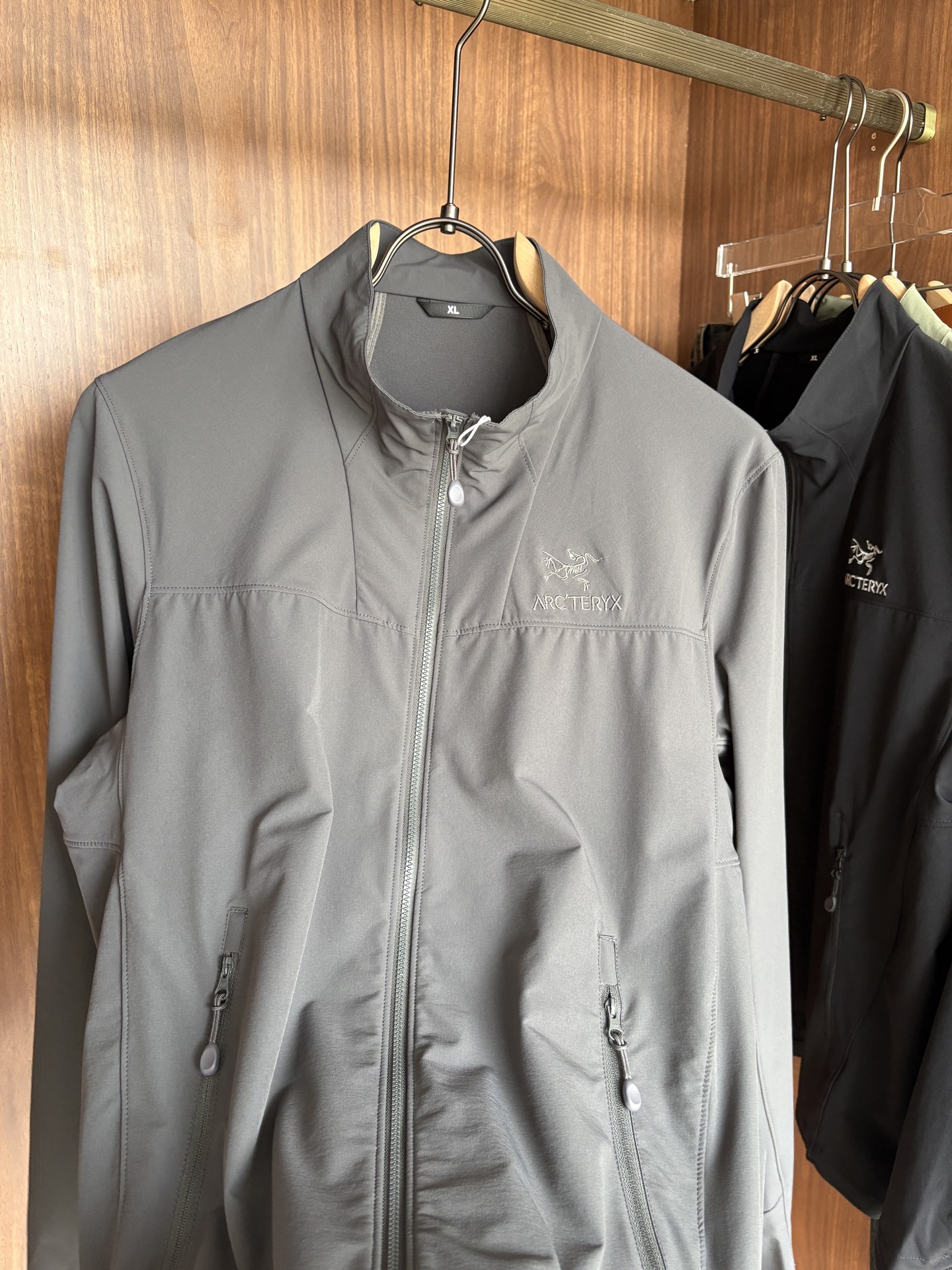 爆款 顶配 Beta SL冲锋衣是一款专为户外探险设计的高性能外套。采用GORE-TEX 面料。具备卓越