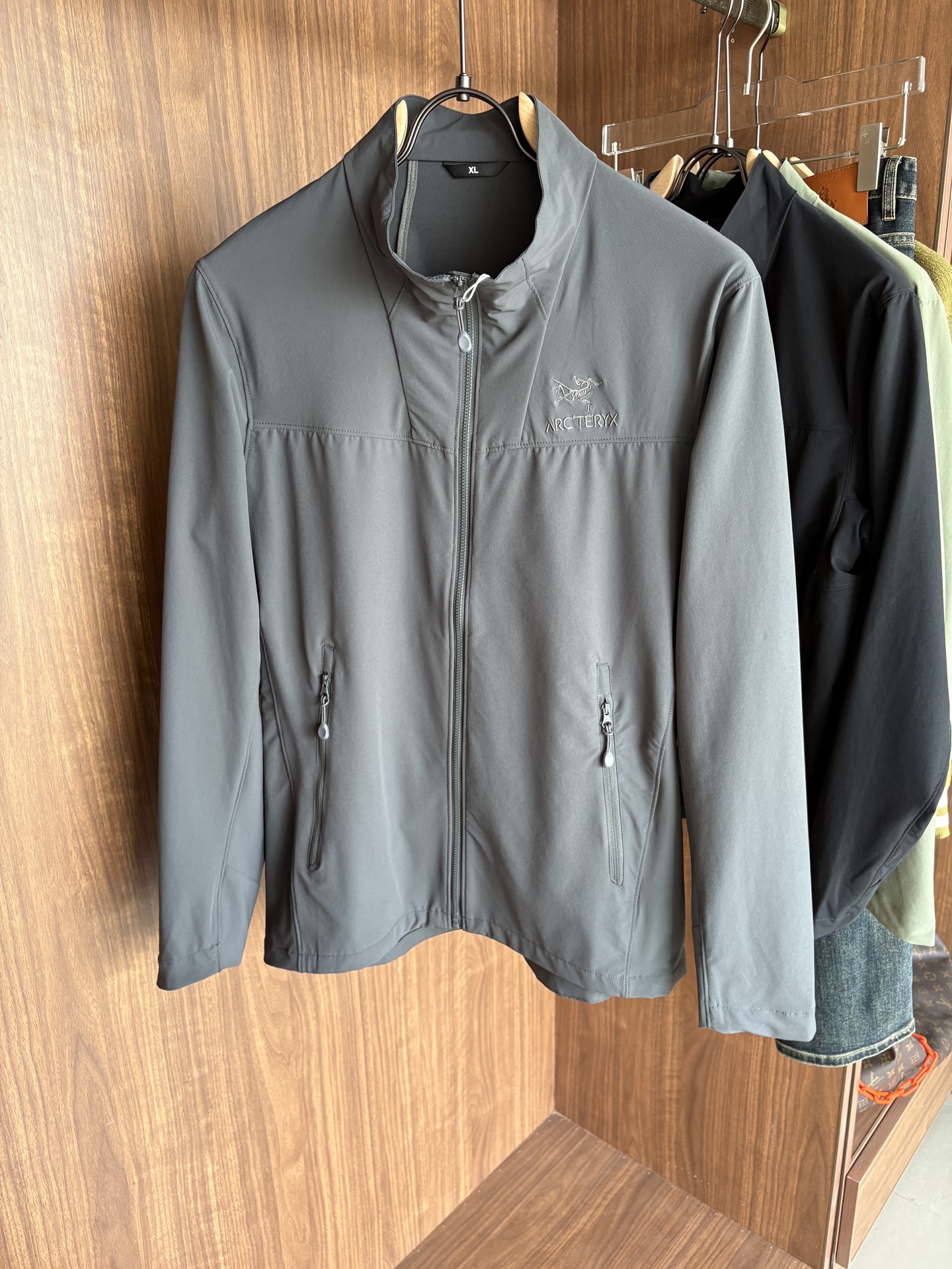 爆款 顶配 Beta SL冲锋衣是一款专为户外探险设计的高性能外套。采用GORE-TEX 面料。具备卓越