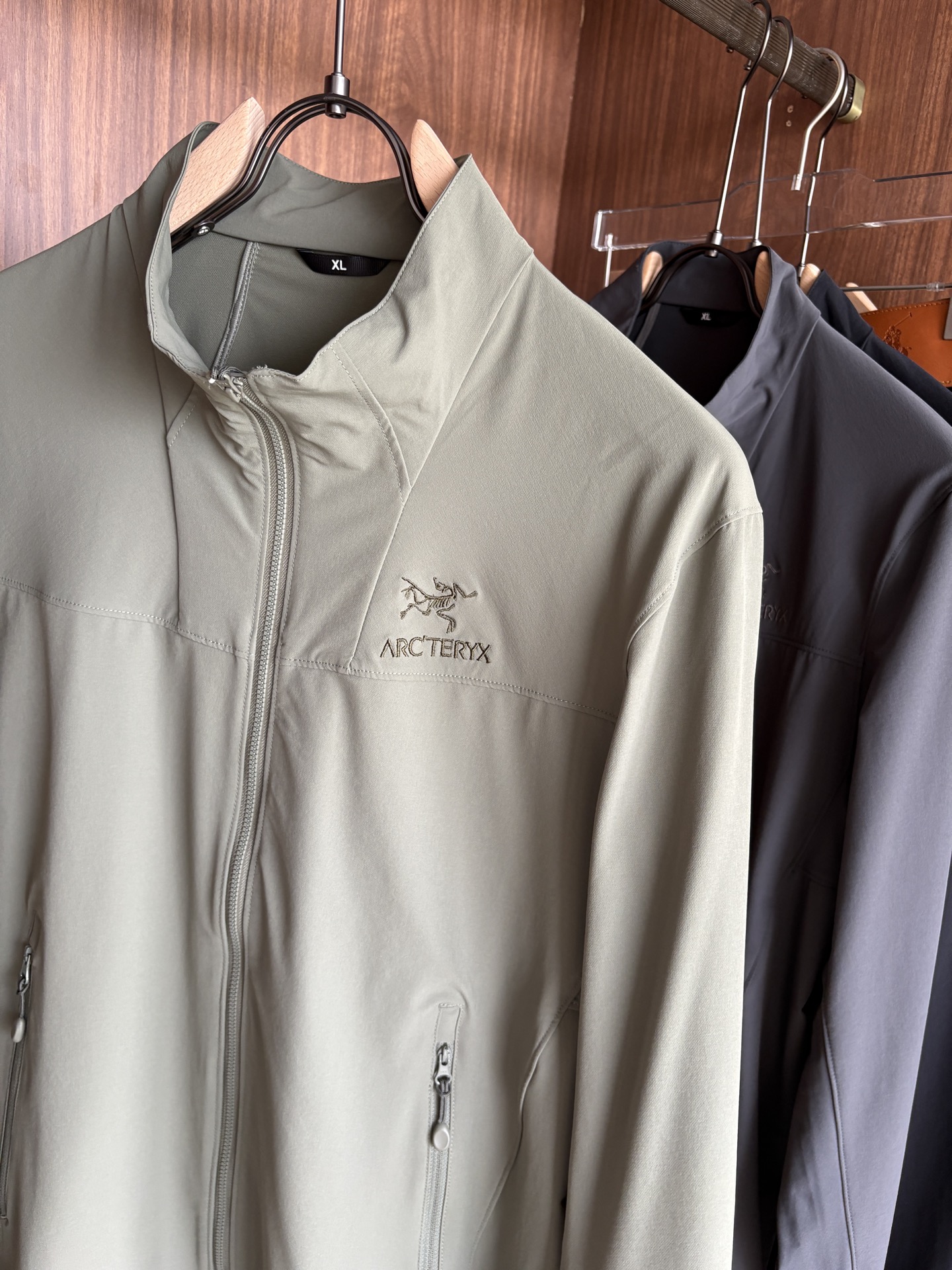 爆款 顶配 Beta SL冲锋衣是一款专为户外探险设计的高性能外套。采用GORE-TEX 面料。具备卓越