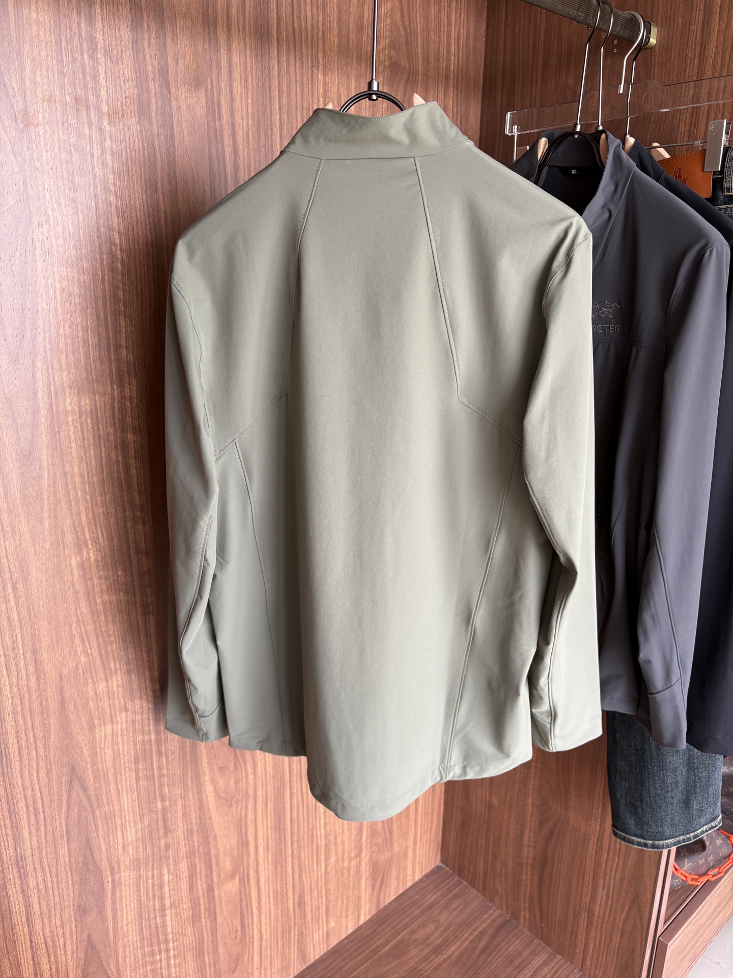 爆款 顶配 Beta SL冲锋衣是一款专为户外探险设计的高性能外套。采用GORE-TEX 面料。具备卓越