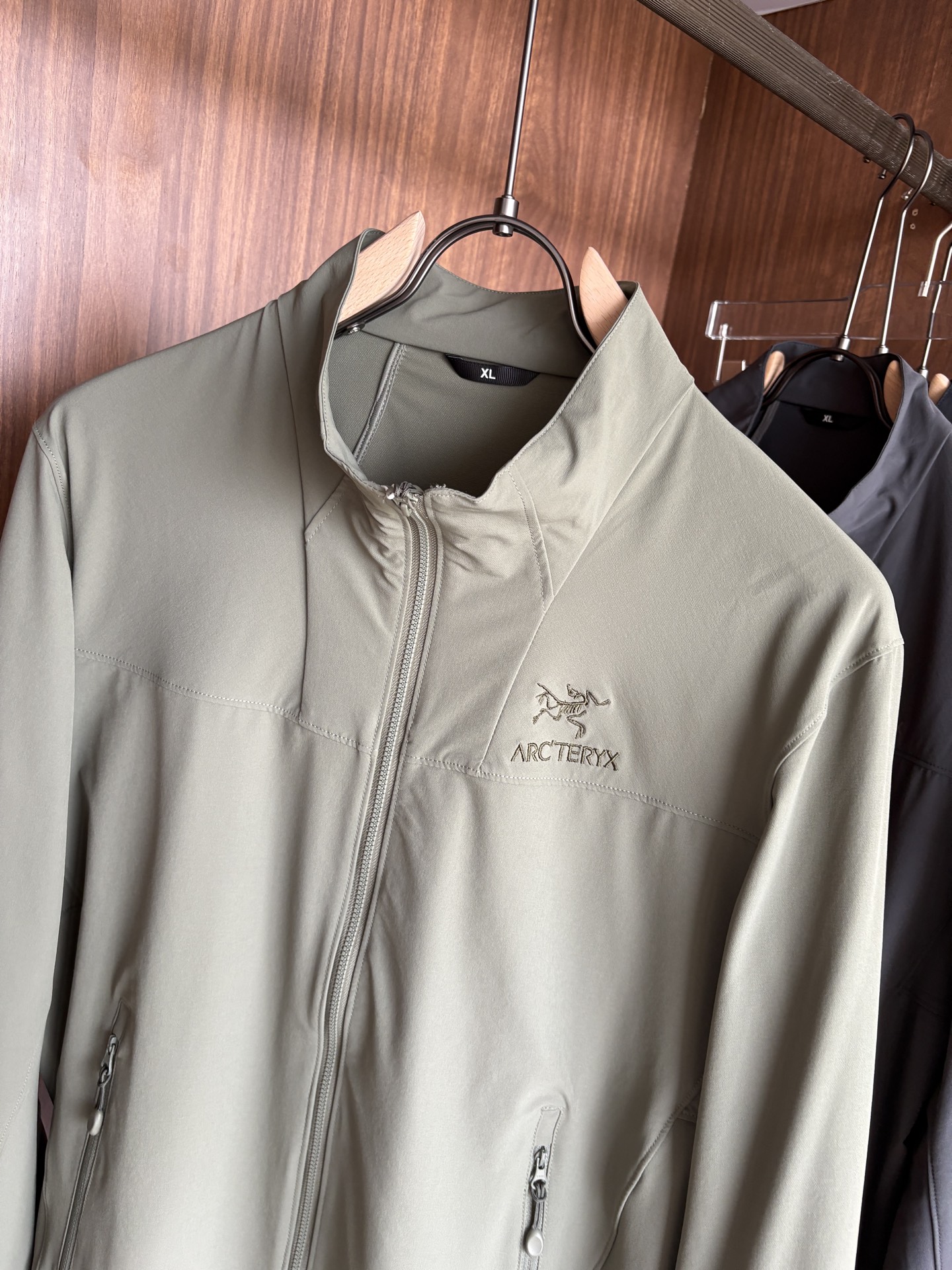 爆款 顶配 Beta SL冲锋衣是一款专为户外探险设计的高性能外套。采用GORE-TEX 面料。具备卓越