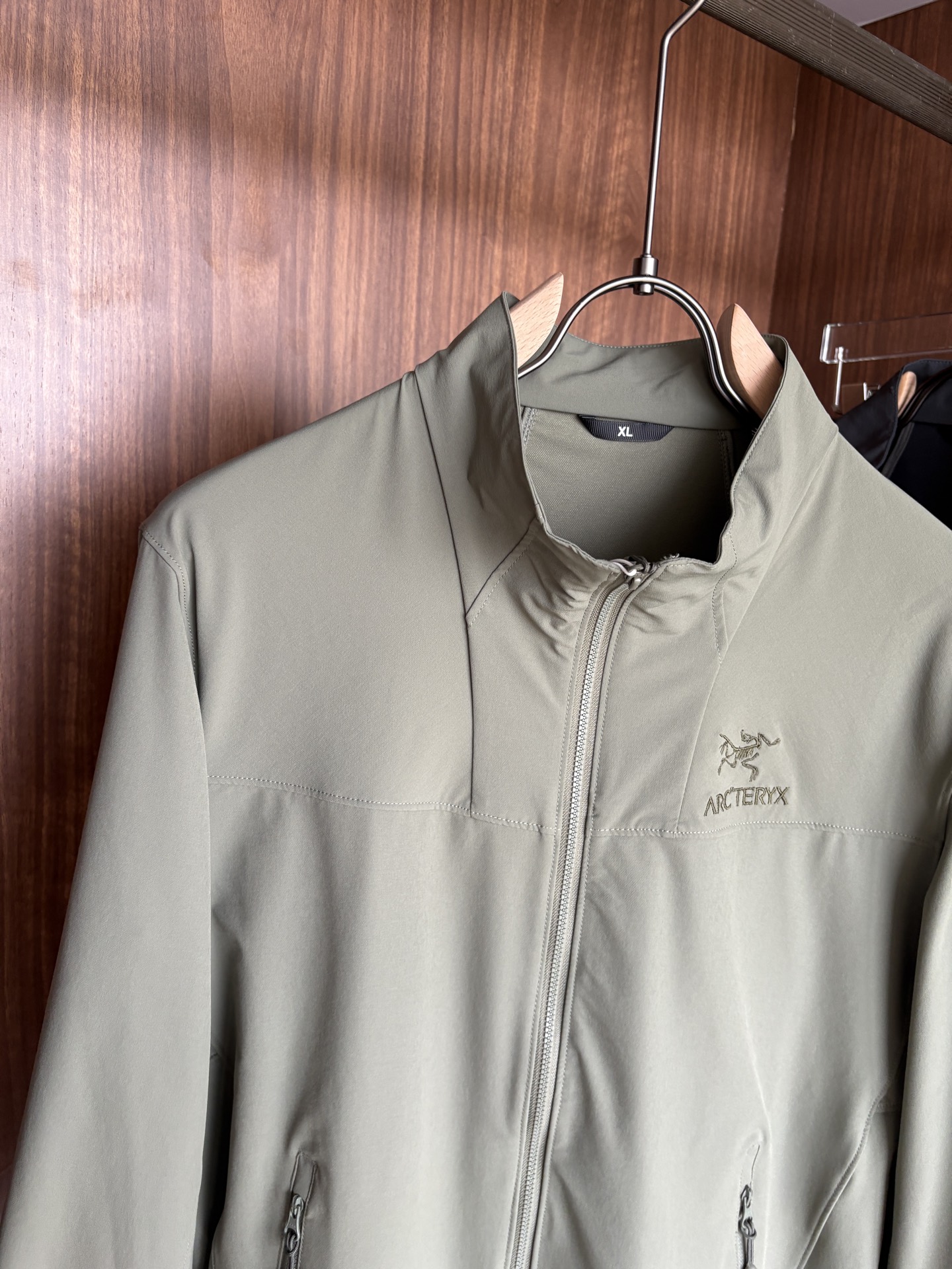 爆款 顶配 Beta SL冲锋衣是一款专为户外探险设计的高性能外套。采用GORE-TEX 面料。具备卓越