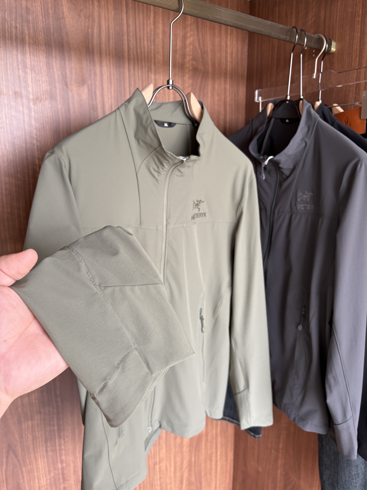 爆款 顶配 Beta SL冲锋衣是一款专为户外探险设计的高性能外套。采用GORE-TEX 面料。具备卓越