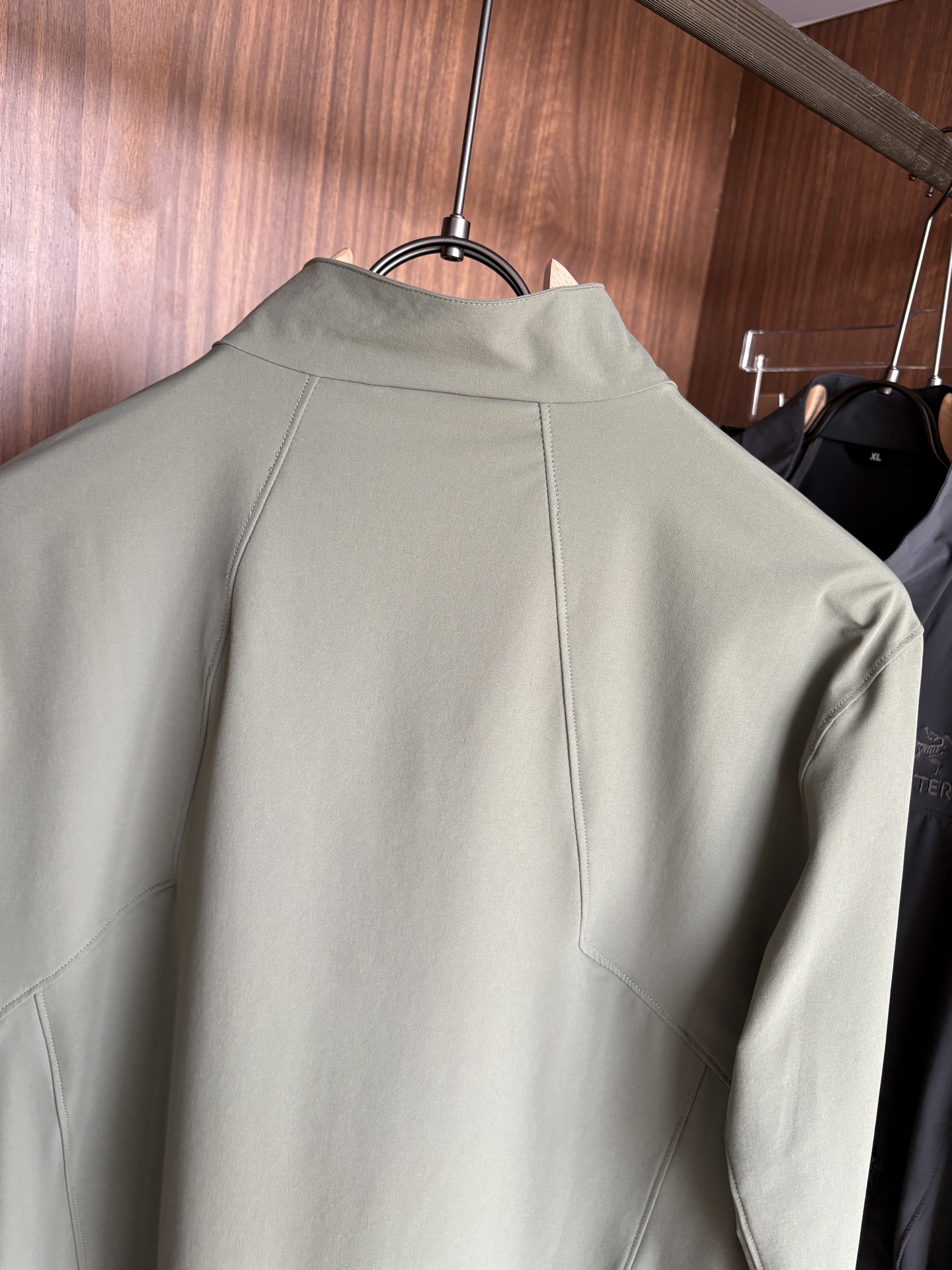 爆款 顶配 Beta SL冲锋衣是一款专为户外探险设计的高性能外套。采用GORE-TEX 面料。具备卓越