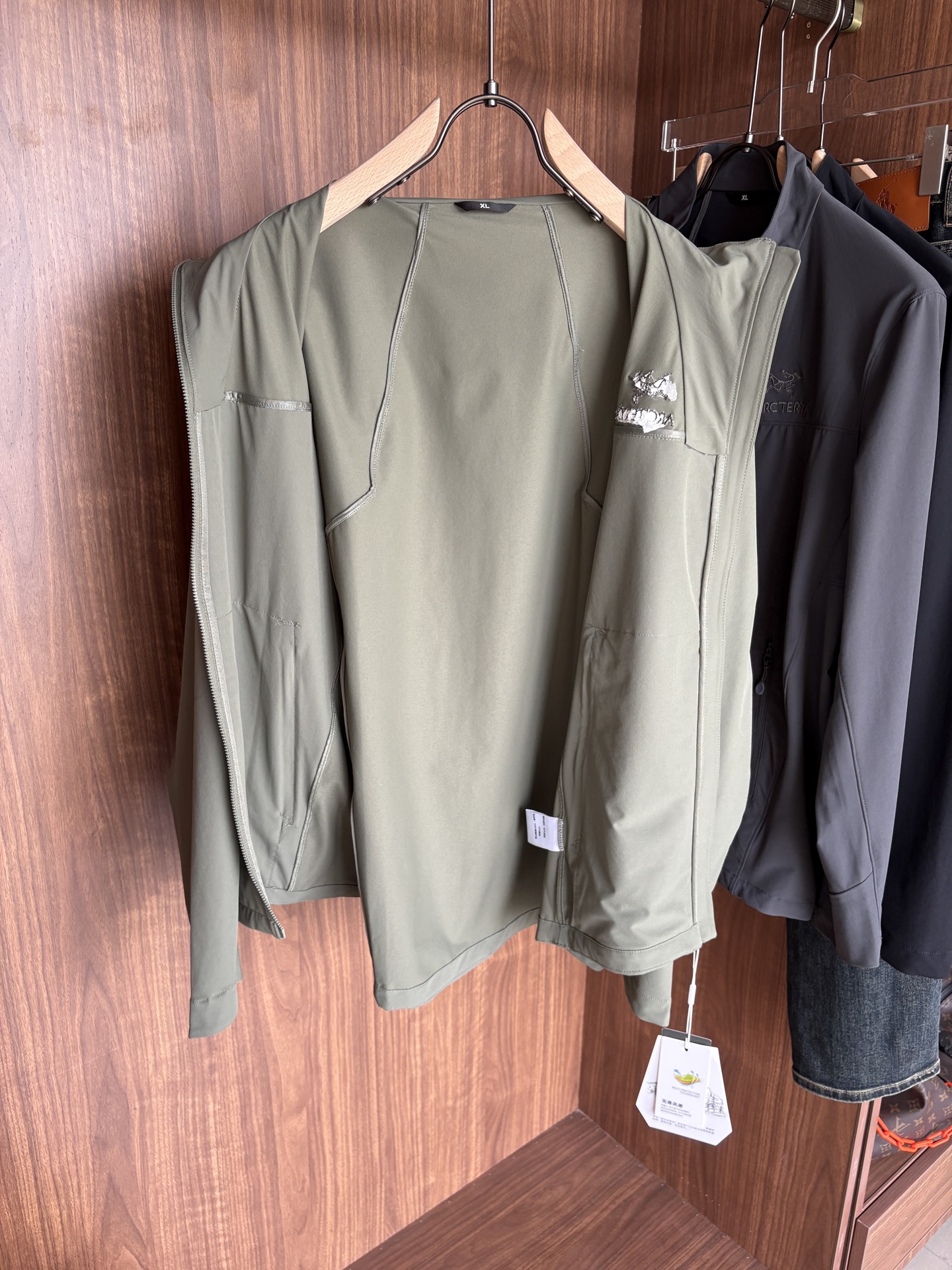 爆款 顶配 Beta SL冲锋衣是一款专为户外探险设计的高性能外套。采用GORE-TEX 面料。具备卓越