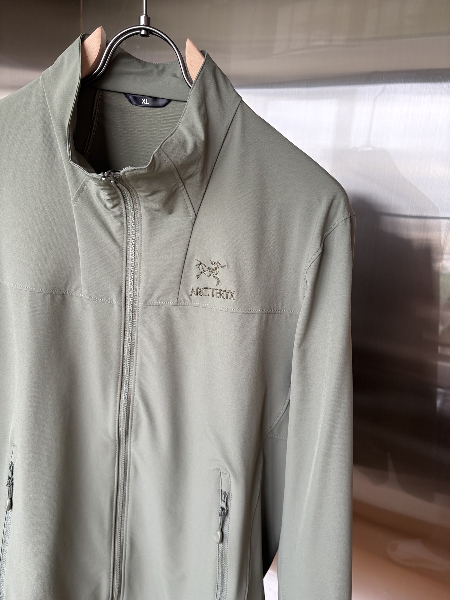 爆款 顶配 Beta SL冲锋衣是一款专为户外探险设计的高性能外套。采用GORE-TEX 面料。具备卓越