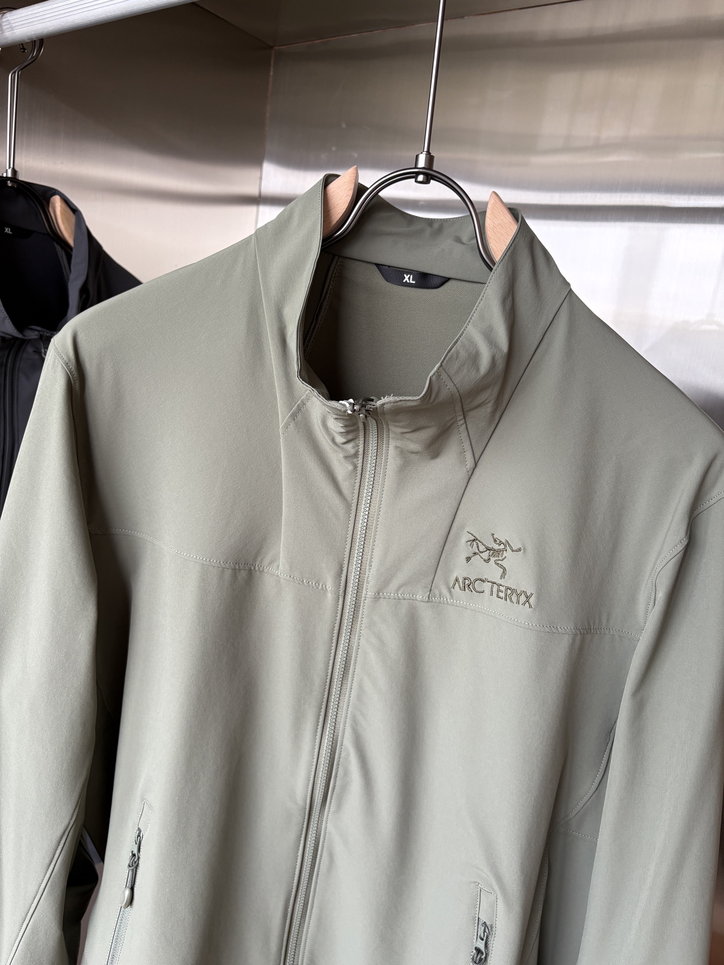 爆款 顶配 Beta SL冲锋衣是一款专为户外探险设计的高性能外套。采用GORE-TEX 面料。具备卓越