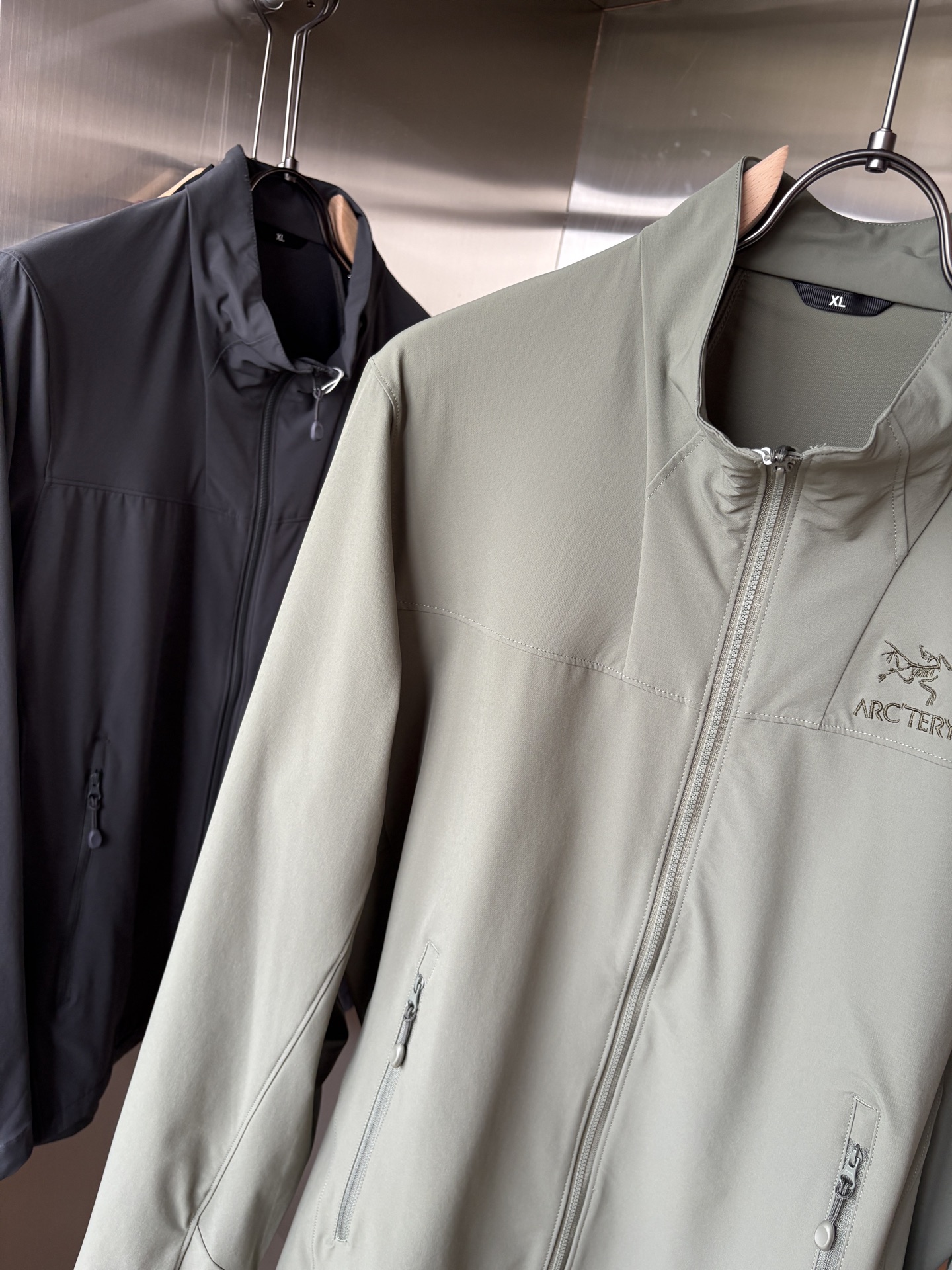 爆款 顶配 Beta SL冲锋衣是一款专为户外探险设计的高性能外套。采用GORE-TEX 面料。具备卓越