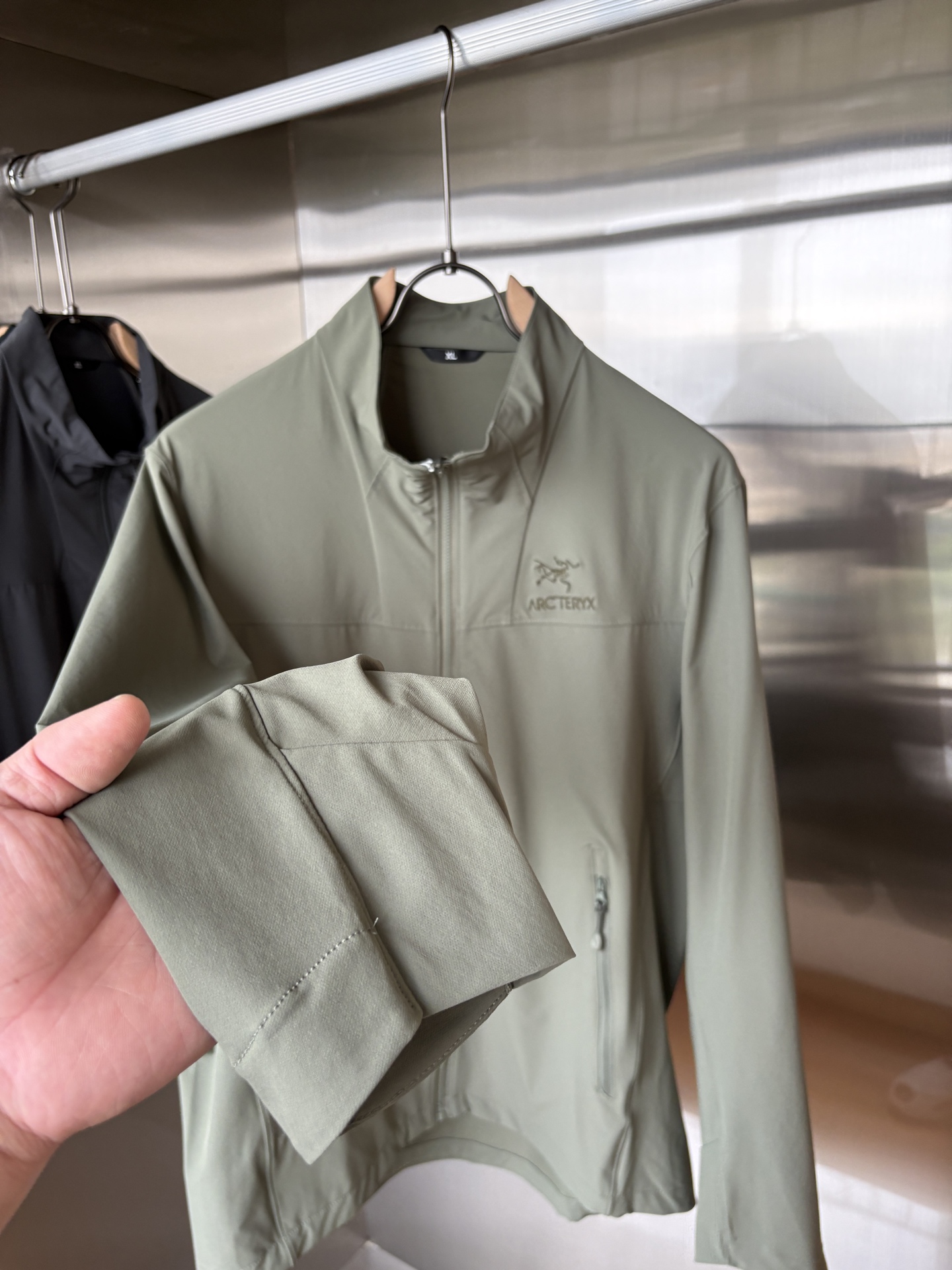 爆款 顶配 Beta SL冲锋衣是一款专为户外探险设计的高性能外套。采用GORE-TEX 面料。具备卓越