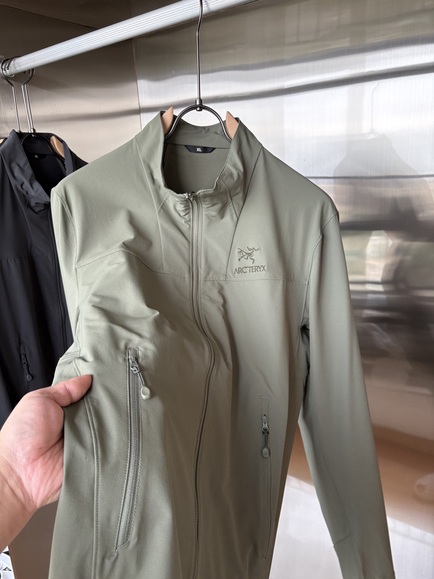 爆款 顶配 Beta SL冲锋衣是一款专为户外探险设计的高性能外套。采用GORE-TEX 面料。具备卓越