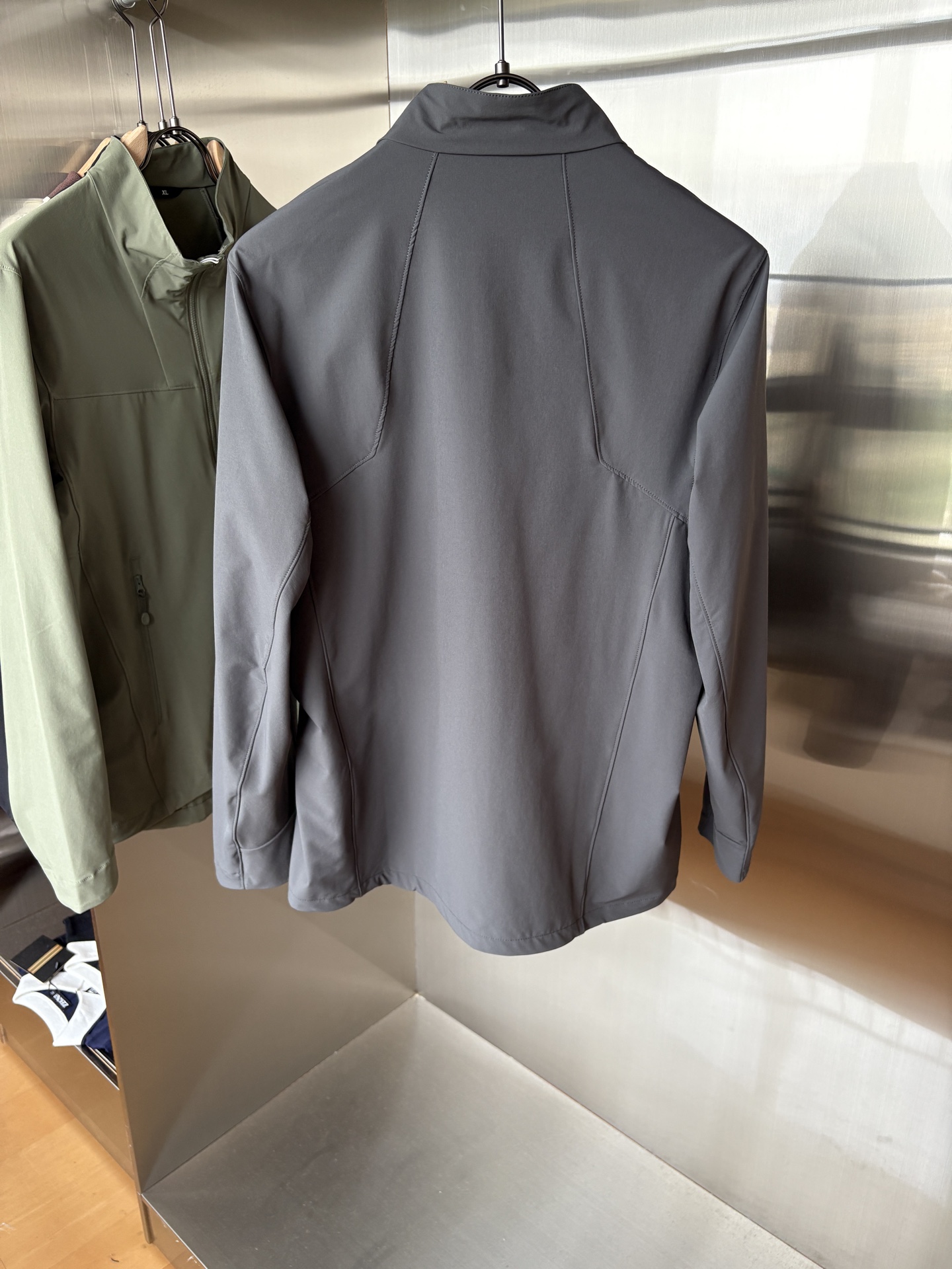 爆款 顶配 Beta SL冲锋衣是一款专为户外探险设计的高性能外套。采用GORE-TEX 面料。具备卓越