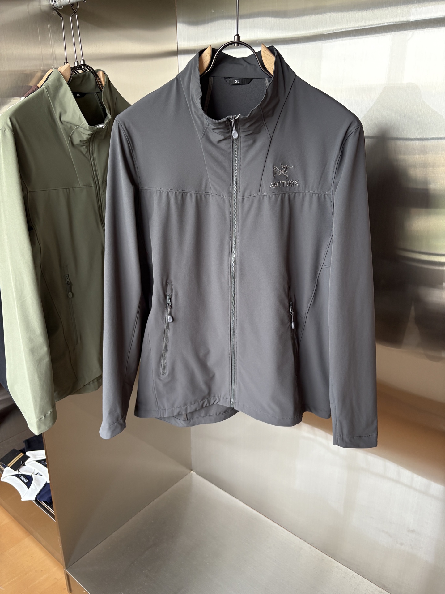 爆款 顶配 Beta SL冲锋衣是一款专为户外探险设计的高性能外套。采用GORE-TEX 面料。具备卓越