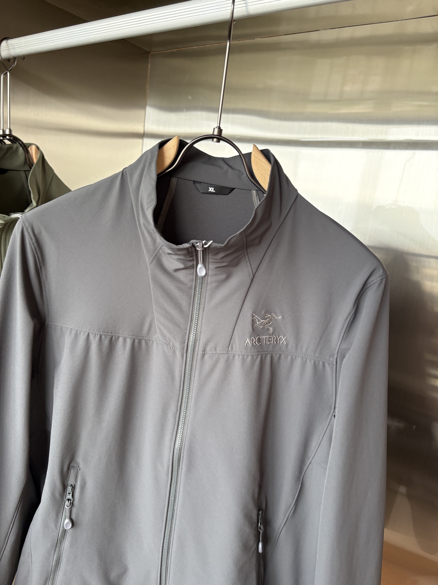 爆款 顶配 Beta SL冲锋衣是一款专为户外探险设计的高性能外套。采用GORE-TEX 面料。具备卓越