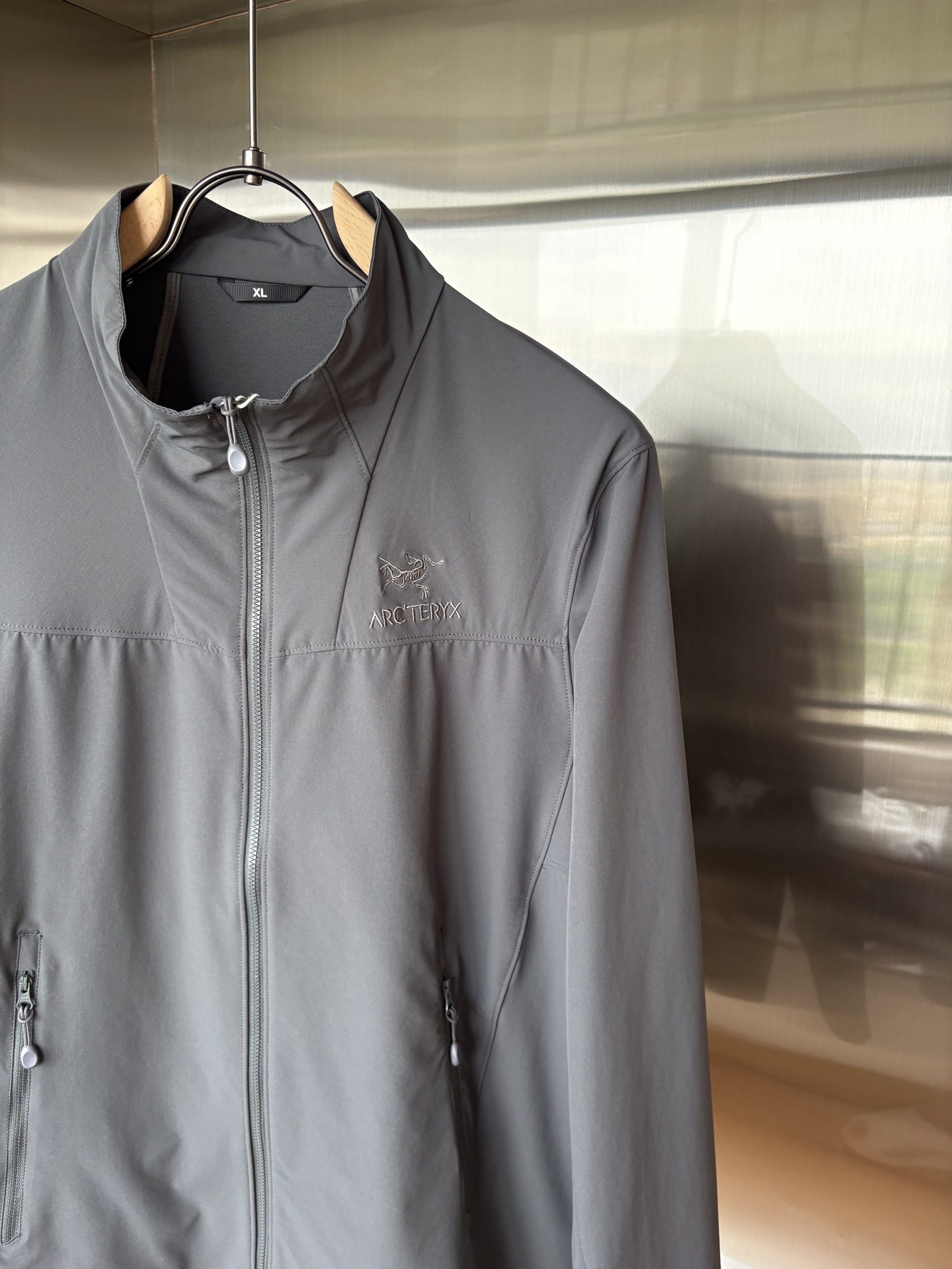 爆款 顶配 Beta SL冲锋衣是一款专为户外探险设计的高性能外套。采用GORE-TEX 面料。具备卓越