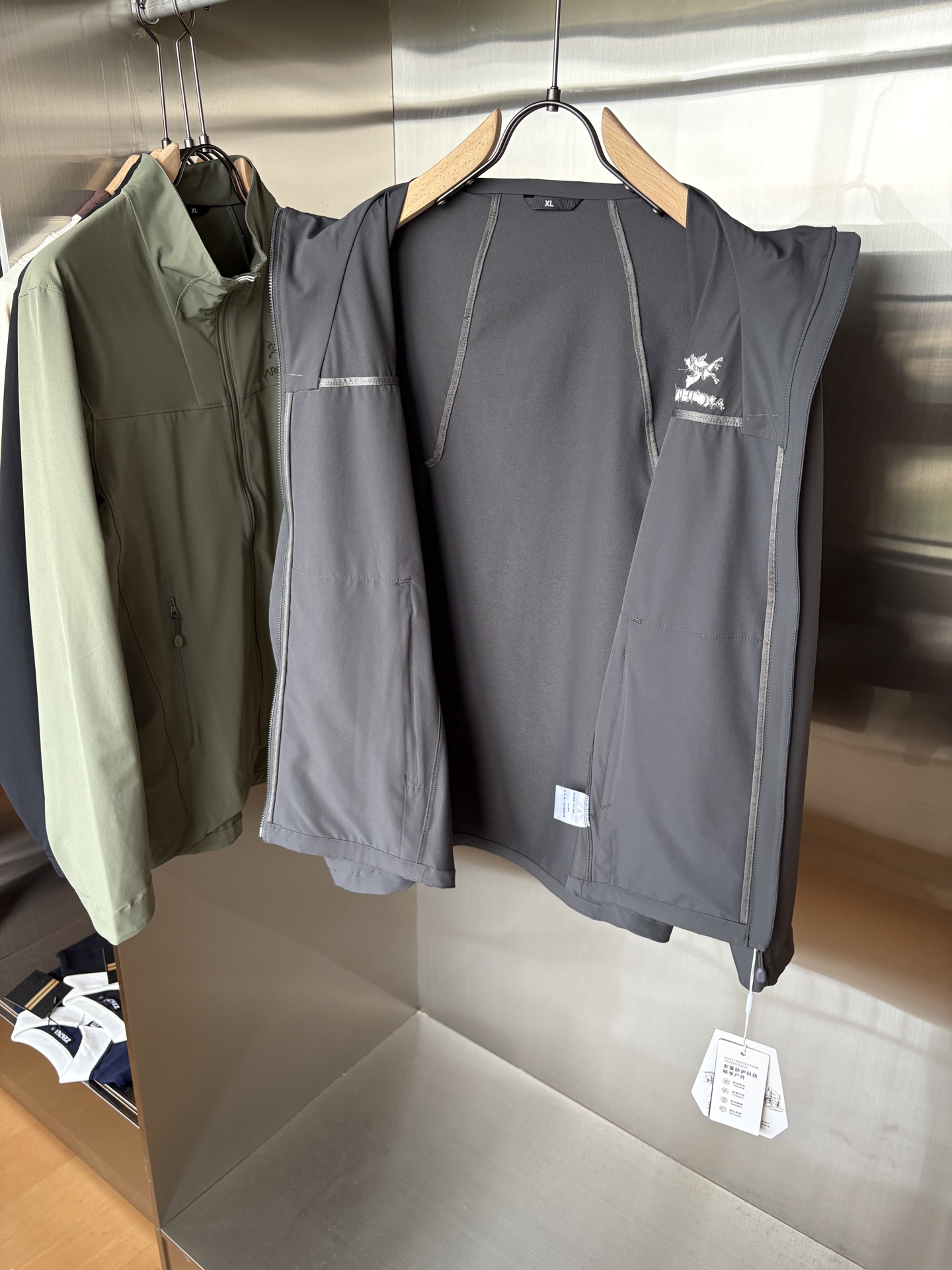 爆款 顶配 Beta SL冲锋衣是一款专为户外探险设计的高性能外套。采用GORE-TEX 面料。具备卓越