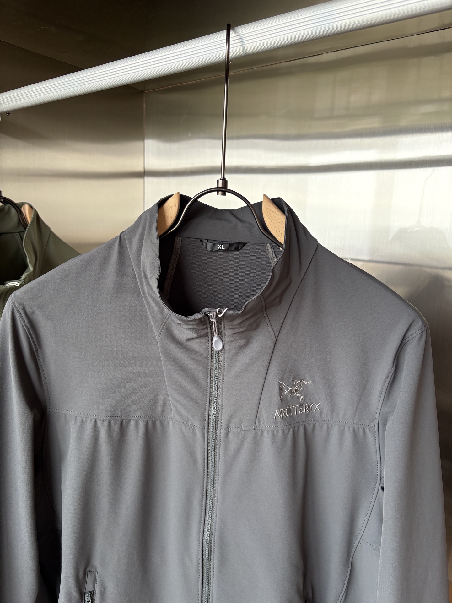 爆款 顶配 Beta SL冲锋衣是一款专为户外探险设计的高性能外套。采用GORE-TEX 面料。具备卓越