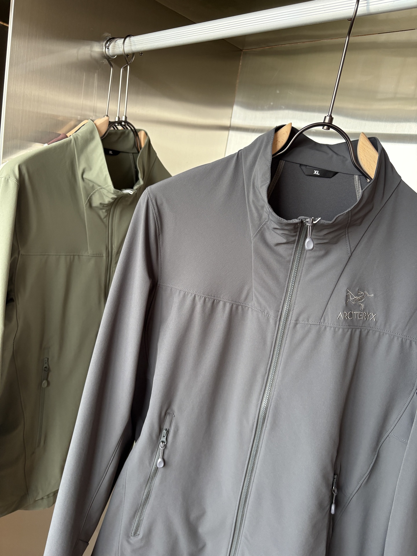 爆款 顶配 Beta SL冲锋衣是一款专为户外探险设计的高性能外套。采用GORE-TEX 面料。具备卓越