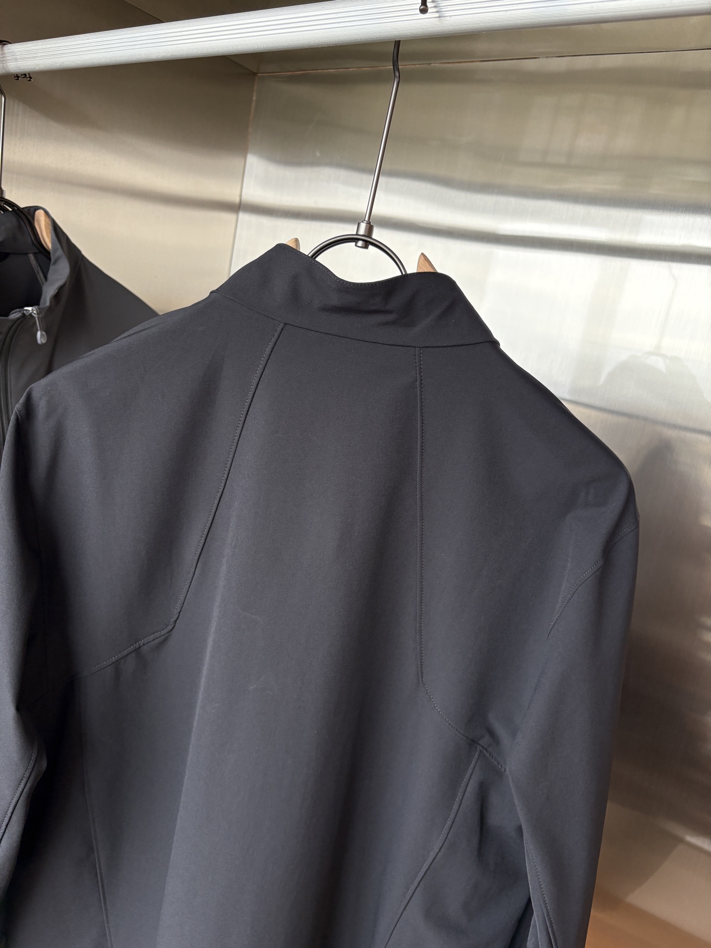 爆款 顶配 Beta SL冲锋衣是一款专为户外探险设计的高性能外套。采用GORE-TEX 面料。具备卓越