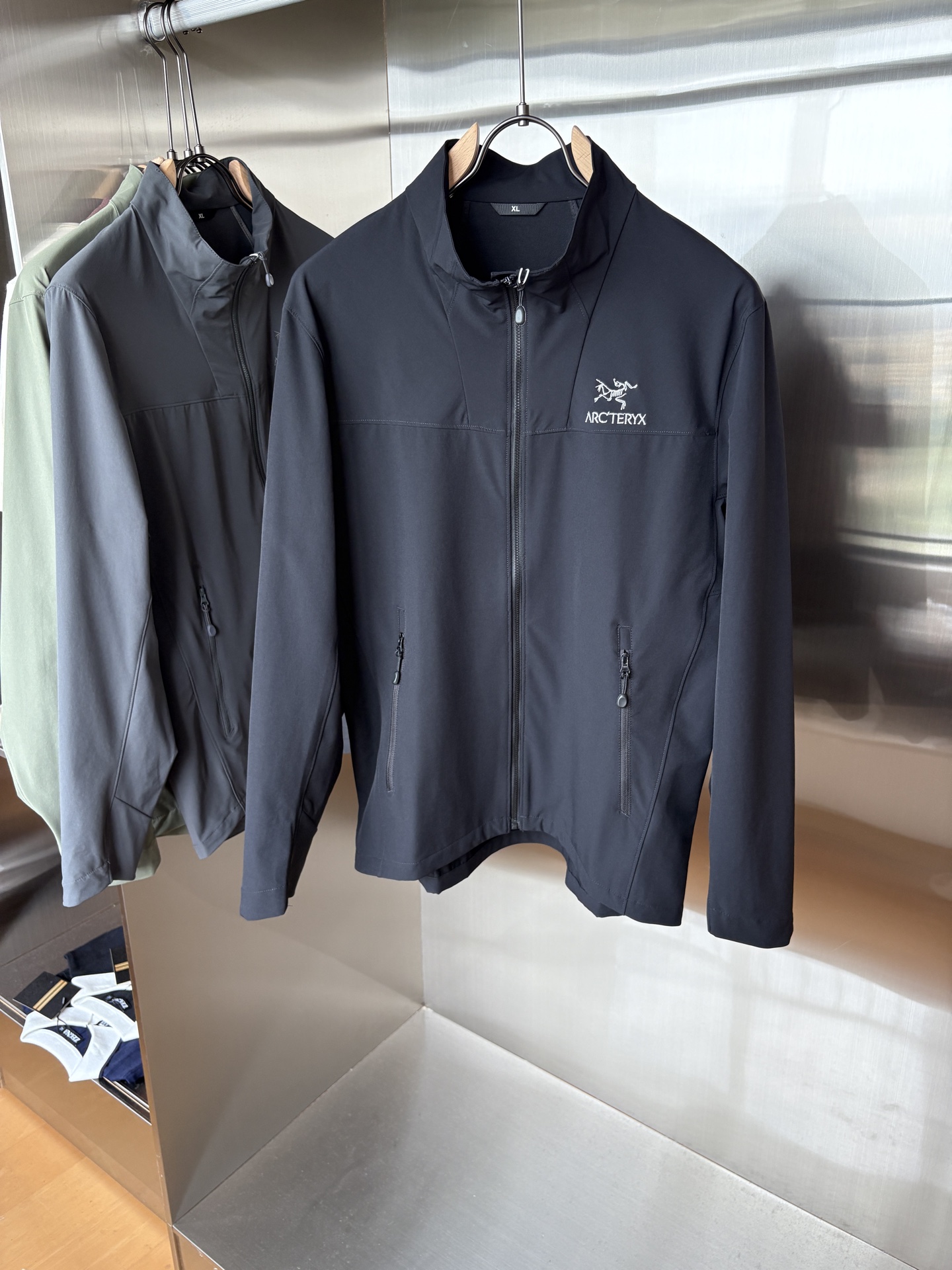 NO:540657,Top-up Beta SL jacket is a high-performance jacket designed for outdoor adventure. It is made of GORE-TEX fabric. It has excellent waterproof and breathable properties to ensure that it remains dry and comfortable in bad weather. Its high-quality design makes it easy to carry and is ideal for long-term hiking and traveling. The new Beta SL color is not only fashionable and eye-catching, but also increases visibility during outdoor activities and improves safety. The unique StormHood hood design provides comprehensive head protection without affecting the field of view. The underarm zipper design enhances breathability and prevents overheating. Whether it is mountaineering, hiking or daily commuting, the Archaeoptera Beta SL Sequoia jacket is an indispensable choice for you. Color black; green; gray Size M-3XL, arc'teryx, jackets &  coats, hats, alexander wang19860909爆款 顶配 Beta SL冲锋衣是一款专为户外探险设计的高性能外套. 采用GORE-TEX 面料. 具备卓越的防水透气性能,确保在恶劣天气下依然保持干爽舒适. 其高质量设计使其便于携带,非常适合长时间的徒步和旅行. Beta SL新色不仅时尚亮眼,还增加了户外活动中的可见性,提升安全性.独特的 StormHood帽兜设计,提供全面的头部保护,同时不影响视野. 腋下拉链设计增强了透气性,防止过热.无论是登山、徒步还是日常通勤,始祖鸟Beta SL红杉色冲锋衣都是您不可或缺的理想选择. 颜色黑色；绿色；灰色 尺码M-3XL,arc'teryx,jackets & coats,hats,alexander wang,Men's clothing