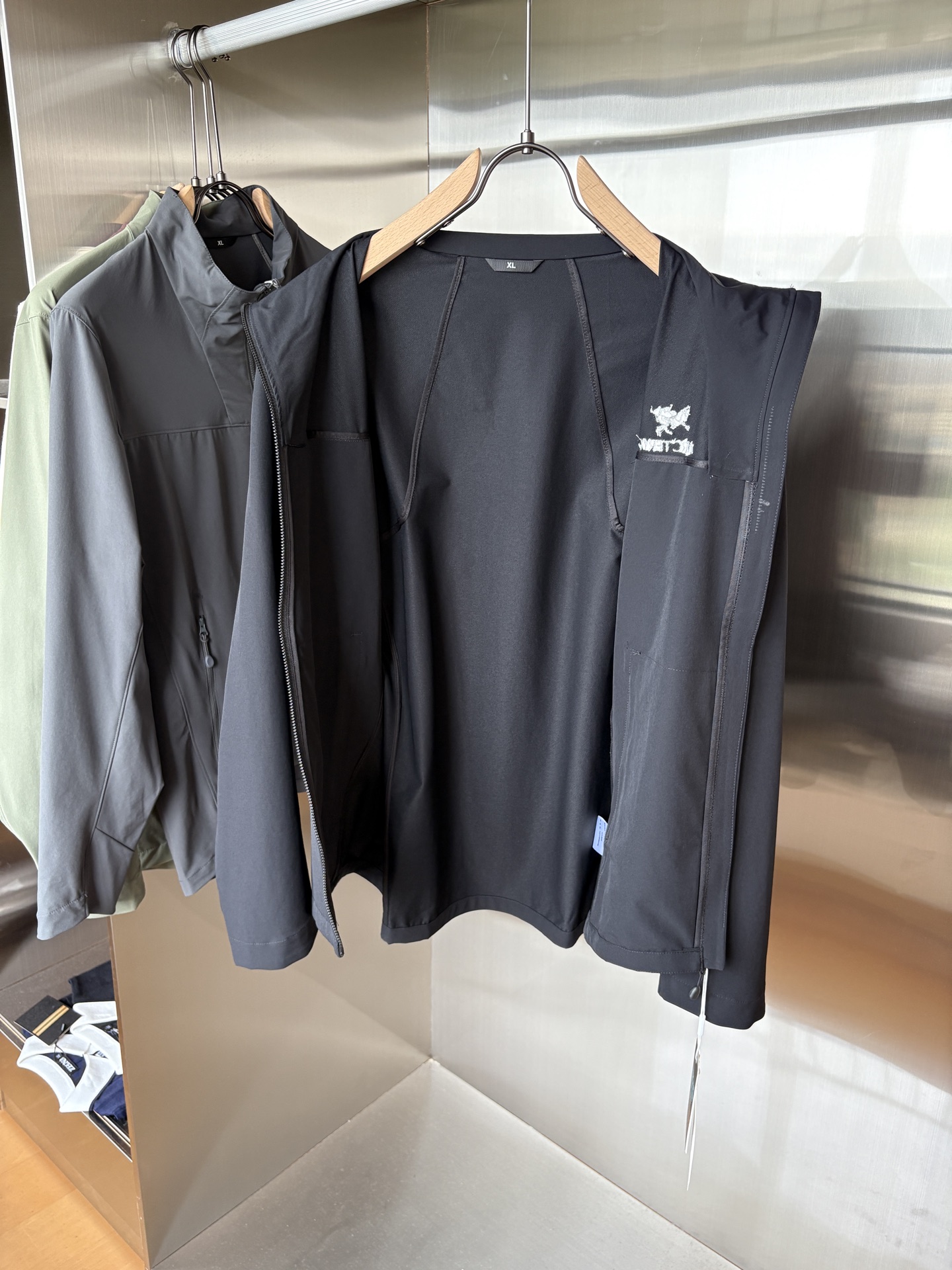 爆款 顶配 Beta SL冲锋衣是一款专为户外探险设计的高性能外套。采用GORE-TEX 面料。具备卓越