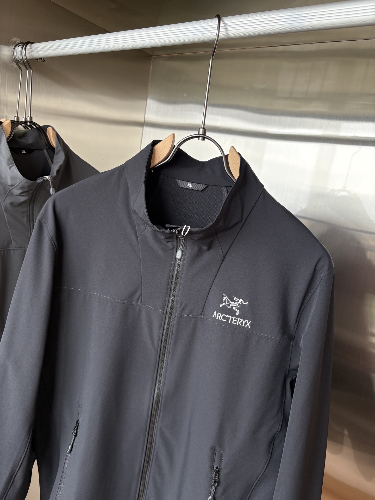 爆款 顶配 Beta SL冲锋衣是一款专为户外探险设计的高性能外套。采用GORE-TEX 面料。具备卓越