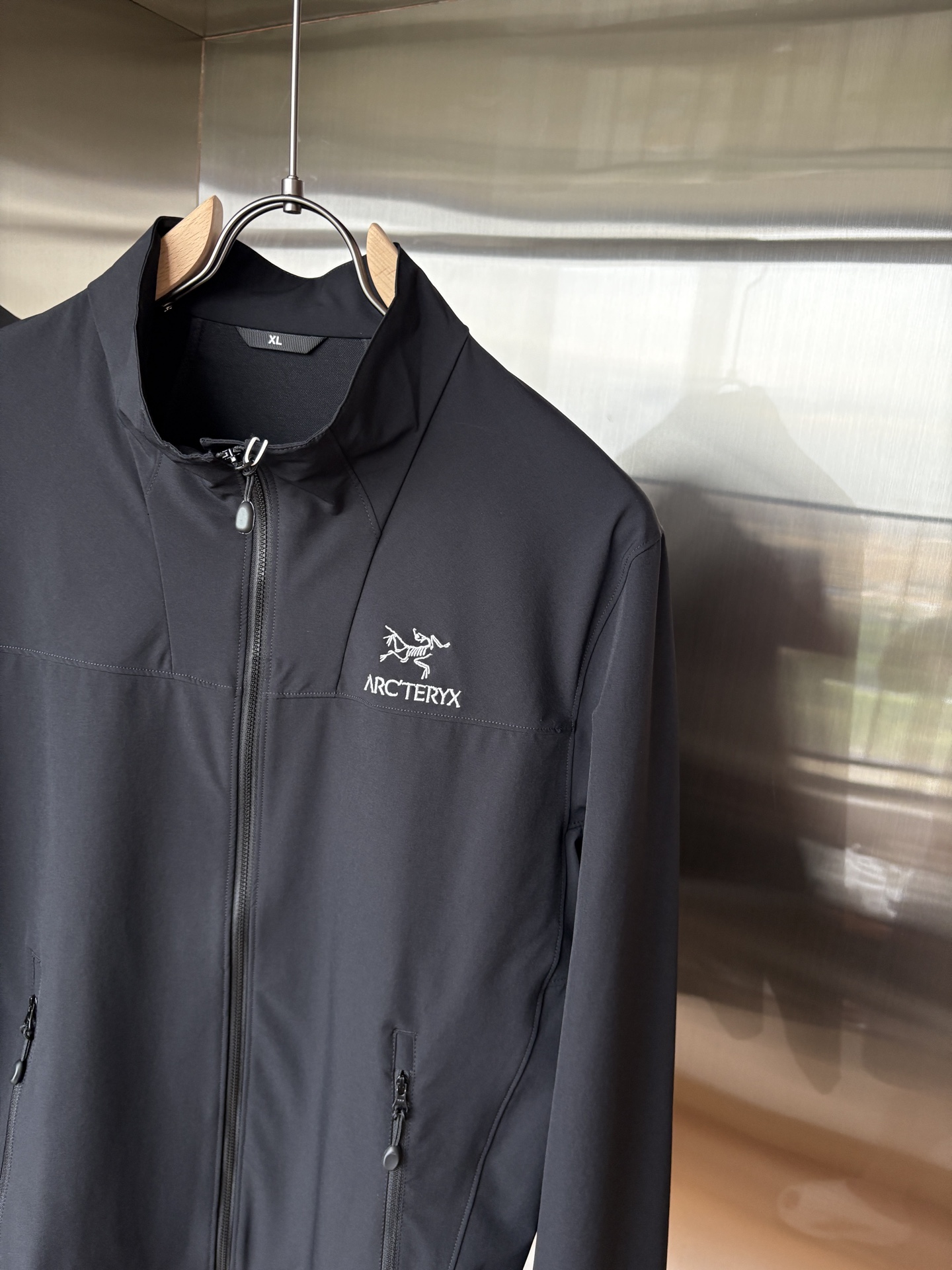 爆款 顶配 Beta SL冲锋衣是一款专为户外探险设计的高性能外套。采用GORE-TEX 面料。具备卓越