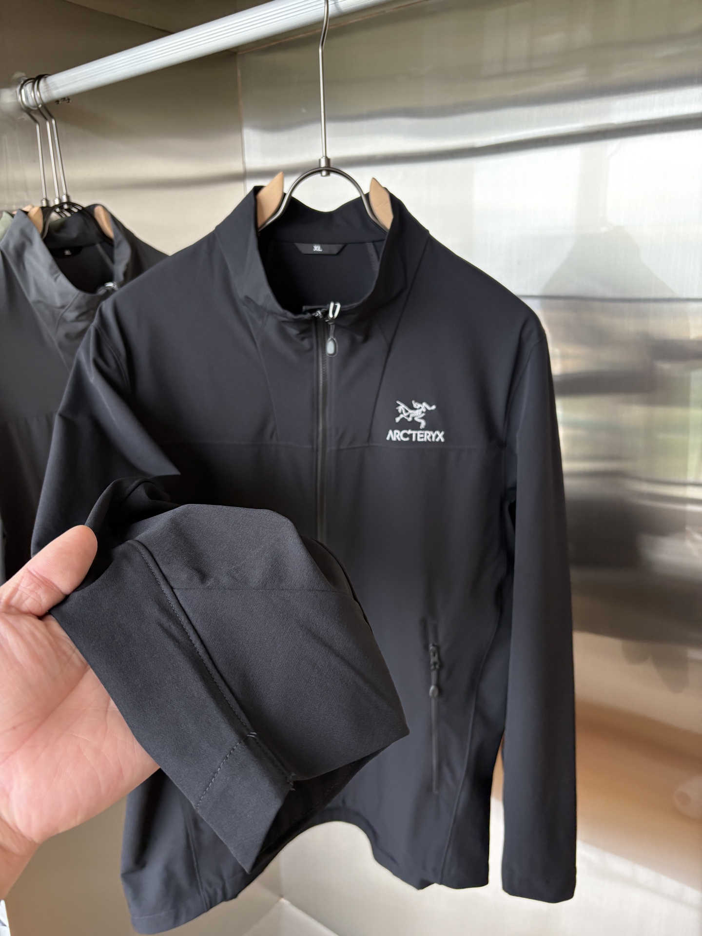 爆款 顶配 Beta SL冲锋衣是一款专为户外探险设计的高性能外套。采用GORE-TEX 面料。具备卓越