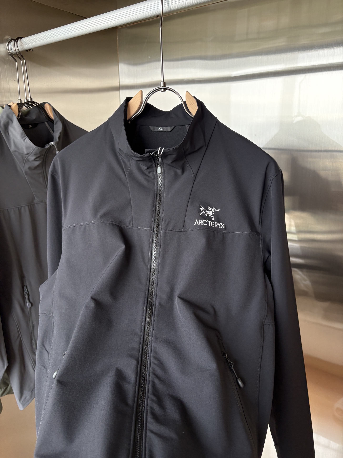 爆款 顶配 Beta SL冲锋衣是一款专为户外探险设计的高性能外套。采用GORE-TEX 面料。具备卓越