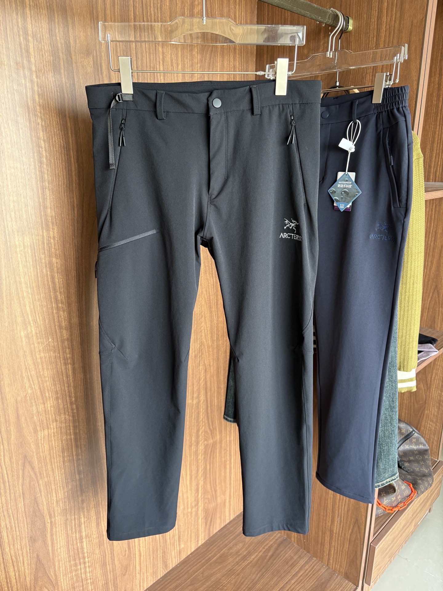 NO:540658,The ancestor 2025 summer new style, autumn and winter casual pants, customized counter fabric, breathable and comfortable, impeccable details, brand element design concept, reflects quality. The feel is delicate and soft!  It is casually cut, with a great upper body style!  Code number M-3XL, alexander wang19860909始祖2025夏季新款 秋冬休闲裤,专柜定制面料 透气舒适度高,细节无可挑剔,品牌元素设计理念,体现品质.手感细腻柔软！呈现休闲裁剪,上身版型超赞！码数M-3XL,,alexander wang,Men's clothing