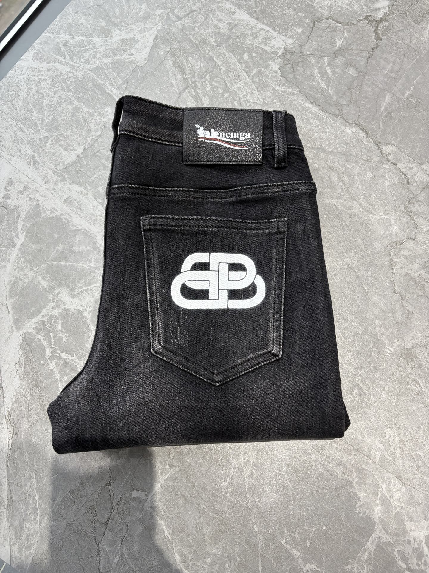 NO:597818,2025 Autumn and Winter Design Recommendations at the Counter Best Selling Jeans with Soft Skin Friendly Fabric Luxurious First Layer Cowhide Waist Tag Classic Blue Wash Limited Edition at the Counter Luxurious Customized Fabrics Craftsmanship + Washing Foreign Trade Quality and Detailed Processing Fully Perfect This Color is Absolutely Loved at the Counter Autumn and Winter Hot Selling Pre-sale Sold Out Popular Single Color Versatile Flavor Stretch Slim Small Straight Pants Type Size.29-38 No 35; 37 Size  FFF001,,jeans,cowhide,alexander wang19860909专柜2025秋冬设计推荐 热卖牛仔裤柔软亲肤面料 奢华头层牛皮腰牌 经典蓝洗水 专柜限量款 奢华感订制面料 工艺+洗水外贸品质感细节处理满满到位 这颜色绝对爱了爱了专柜秋冬热卖预售即售完款爆单款色系百搭大牛味 弹力修身小直筒裤型 尺码.29-38 无35；37码 FFF001,,jeans,cowhide,alexander wang,Men's clothing