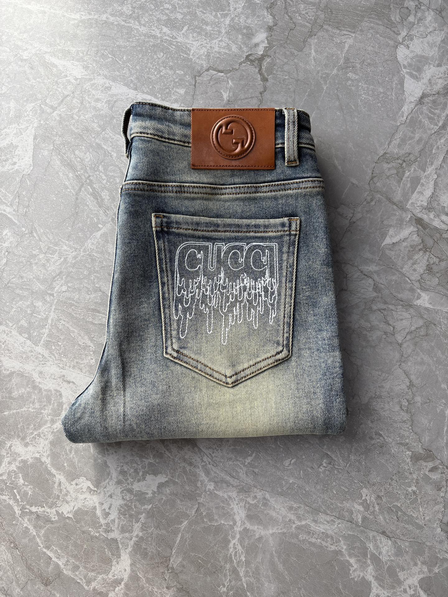 NO:612593,2025 Autumn and Winter Design Recommendations at the Counter Best Selling Jeans with Soft Skin Friendly Fabric Luxurious First Layer Cowhide Waist Tag Classic Blue Wash Limited Edition at the Counter Luxurious Customized Fabrics Craftsmanship + Washing Foreign Trade Quality and Detailed Processing Fully Perfect This Color is Absolutely Loved at the Counter Autumn and Winter Hot Selling Pre-sale Sold Out Popular Single Color Versatile Flavor Stretch Slim Small Straight Pants Type Size.29-38 No 35; 37 Size  FFF001,,jeans,cowhide,alexander wang19860909专柜2025秋冬设计推荐 热卖牛仔裤柔软亲肤面料 奢华头层牛皮腰牌 经典蓝洗水 专柜限量款 奢华感订制面料 工艺+洗水外贸品质感细节处理满满到位 这颜色绝对爱了爱了专柜秋冬热卖预售即售完款爆单款色系百搭大牛味 弹力修身小直筒裤型 尺码.29-38 无35；37码 FFF001,,jeans,cowhide,alexander wang,Men's clothing