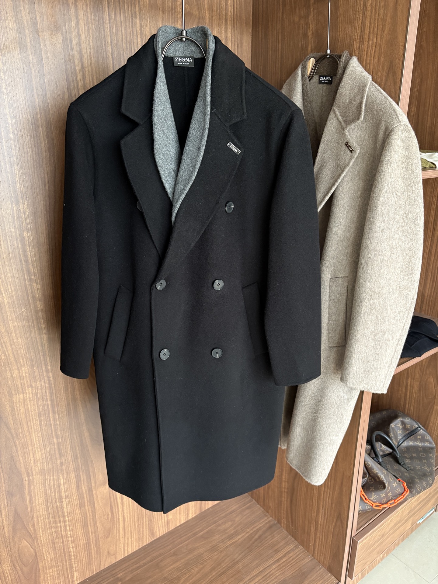 NO:647608,Jeni wool coat interprets the elegance and warmth of winter] The winter wind brings biting and chill, but it also brings fashion opportunities. When the classic herringbone pattern meets the blended fabric of wool and cashmere, a unique coat emerges, adding an irresistible charm to your winter outfit.  With the herringbone texture as the design highlight, the unique pattern seems to tell the story of the years, adding a retro and literary atmosphere to the overall look. Its style is simple yet grand, and the smooth lines outline an elegant outline. Whether it is worn open to show casualness, or buttoned up to create a neat look, it can easily control various styles.  What’s even more surprising is that this coat can be worn with a stand-up collar. The stand-up collar design can not only provide warm protection for your neck in the cold wind, but also instantly enhance your aura and make you stand out from the crowd. When the cold wind blows, stand the collar high, as if you are building a warm barrier for yourself, while still maintaining a sense of fashion.  The choice of fabric is the essence of this coat. The blend of wool and cashmere combines the stiffness of wool with the softness of cashmere. Wool gives the coat good support and warmth, making it able to withstand the severe cold of winter; while the addition of cashmere makes the coat more delicate and skin-friendly to the touch, as if it is wrapped in a layer of soft clouds. This blended fabric is not only comfortable to wear, but also has a high-quality texture, showing a high-quality style.  In terms of color, we have carefully blended two classic tones, dark gray and light coffee. Dark gray is calm and restrained, suitable for you who pursue low-key luxury; light coffee is warm and soft, adding a warm color to winter. No matter what style lover you are, you can find your favorite choice in these two colors. Size M-3XLFFF001 FFF001,,zegna,alexander wang19860909杰尼羊毛大衣演绎冬日的优雅与温暖】冬日的风,带着凛冽与寒意,却也吹来了时尚的契机.当经典的人字纹邂逅羊毛与山羊绒的混纺面料,一件别具一格的大衣应运而生,为你的冬日穿搭增添一抹难以抗拒的魅力. 以人字纹理为设计亮点,独特的纹路仿佛在诉说着岁月的故事,为整体造型增添了复古与文艺的气息.它的款式外形简约而不失大气,流畅的线条勾勒出优雅的轮廓,无论是敞开穿展现随性,还是系上扣子塑造利落感,都能轻松驾驭各种风格. 更令人惊喜的是,这款大衣可以实现立领的穿搭方式.立领的设计不仅能在寒风中为你的脖颈提供温暖的守护,还能瞬间提升气场,让你在人群中脱颖而出.当寒风乍起,将领子高高立起,仿佛为自己筑起一道温暖的屏障,同时又不失时尚感. 而面料的选择,更是这款大衣的精髓所在.羊毛与山羊绒的混纺,兼具了羊毛的挺括与山羊绒的柔软.羊毛赋予了大衣良好的支撑性和保暖性,使其能够抵御冬日的严寒；而山羊绒的加入,则让大衣在触感上更加细腻亲肤,仿佛被一层轻柔的云朵包裹.这种混纺面料不仅穿着舒适,而且质感上乘,彰显出高品质的格调. 在色彩上,我们精心调配了深灰与浅咖两种经典色调.深灰,沉稳内敛,适合追求低调奢华的你；浅咖,温暖柔和,为冬日增添一抹温馨的色彩.无论你是哪种风格爱好者,都能在这两款颜色中找到属于自己的心仪之选. 码数M-3XLFFF001 FFF001,,zegna,alexander wang,Men's clothing