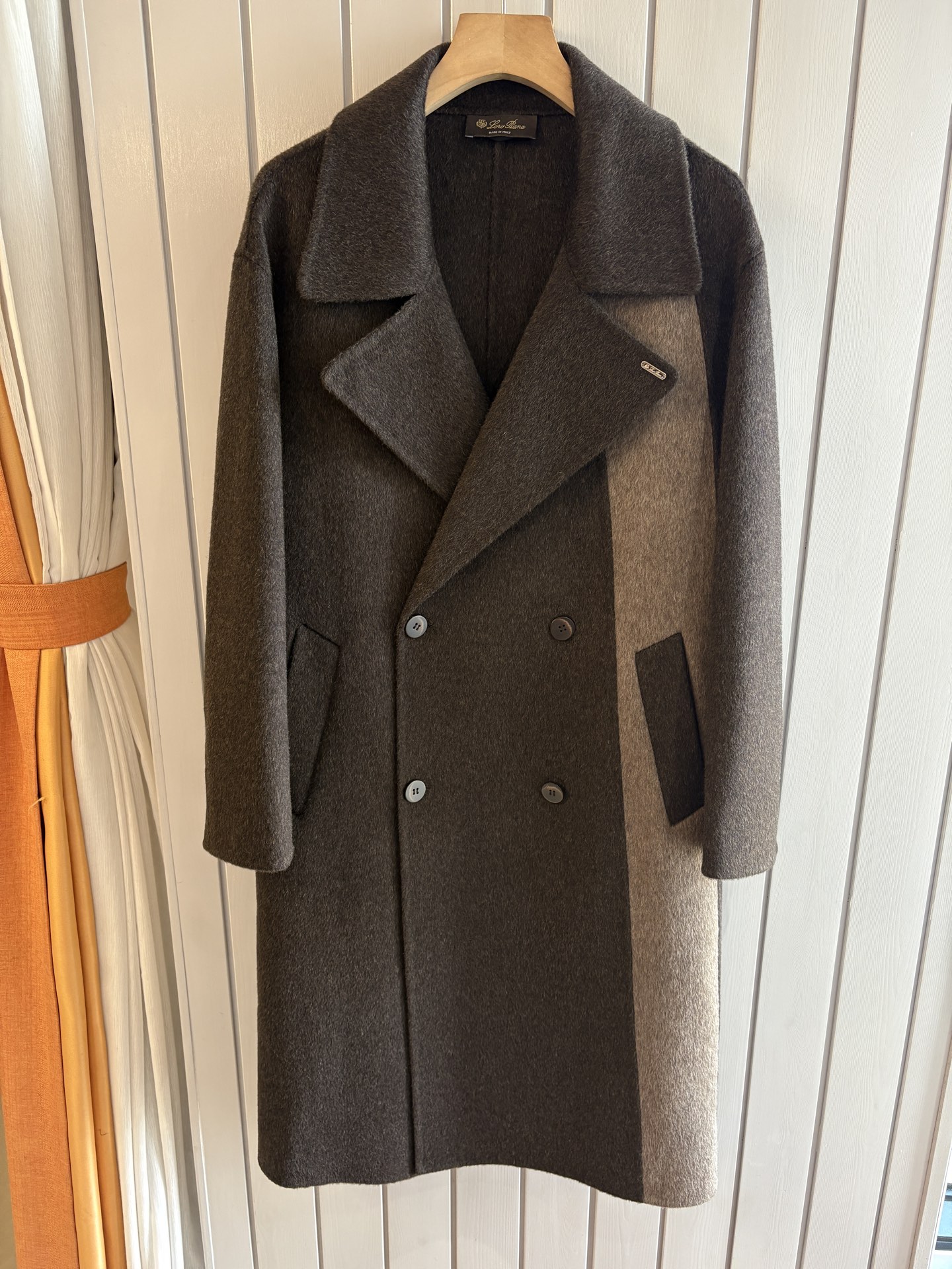 NO:624381,L wool coat interprets the elegance and warmth of winter] The winter wind brings biting and chill, but it also brings fashion opportunities. When the classic herringbone pattern meets the blended fabric of wool and cashmere, a unique coat emerges, adding an irresistible charm to your winter outfit.  With the herringbone texture as the design highlight, the unique pattern seems to tell the story of the years, adding a retro and literary atmosphere to the overall look. Its style is simple yet grand, and the smooth lines outline an elegant outline. Whether it is worn open to show casualness, or buttoned up to create a neat look, it can easily control various styles.  What’s even more surprising is that this coat can be worn with a stand-up collar. The stand-up collar design can not only provide warm protection for your neck in the cold wind, but also instantly enhance your aura and make you stand out from the crowd. When the cold wind blows, stand the collar high, as if you are building a warm barrier for yourself, while still maintaining a sense of fashion.  The choice of fabric is the essence of this coat. The blend of wool and cashmere combines the stiffness of wool with the softness of cashmere. Wool gives the coat good support and warmth, making it able to withstand the severe cold of winter; while the addition of cashmere makes the coat more delicate and skin-friendly to the touch, as if it is wrapped in a layer of soft clouds. This blended fabric is not only comfortable to wear, but also has a high-quality texture, showing a high-quality style.  In terms of color, we have carefully blended two classic tones, dark gray and light coffee. Dark gray is calm and restrained, suitable for you who pursue low-key luxury; light coffee is warm and soft, adding a warm color to winter. No matter what style lover you are, you can find your favorite choice in these two colors. Size M-3XLFFF001 FFF001, loro piana, alexander wang19860909L羊毛大衣演绎冬日的优雅与温暖】冬日的风,带着凛冽与寒意,却也吹来了时尚的契机.当经典的人字纹邂逅羊毛与山羊绒的混纺面料,一件别具一格的大衣应运而生,为你的冬日穿搭增添一抹难以抗拒的魅力. 以人字纹理为设计亮点,独特的纹路仿佛在诉说着岁月的故事,为整体造型增添了复古与文艺的气息.它的款式外形简约而不失大气,流畅的线条勾勒出优雅的轮廓,无论是敞开穿展现随性,还是系上扣子塑造利落感,都能轻松驾驭各种风格. 更令人惊喜的是,这款大衣可以实现立领的穿搭方式.立领的设计不仅能在寒风中为你的脖颈提供温暖的守护,还能瞬间提升气场,让你在人群中脱颖而出.当寒风乍起,将领子高高立起,仿佛为自己筑起一道温暖的屏障,同时又不失时尚感. 而面料的选择,更是这款大衣的精髓所在.羊毛与山羊绒的混纺,兼具了羊毛的挺括与山羊绒的柔软.羊毛赋予了大衣良好的支撑性和保暖性,使其能够抵御冬日的严寒；而山羊绒的加入,则让大衣在触感上更加细腻亲肤,仿佛被一层轻柔的云朵包裹.这种混纺面料不仅穿着舒适,而且质感上乘,彰显出高品质的格调. 在色彩上,我们精心调配了深灰与浅咖两种经典色调.深灰,沉稳内敛,适合追求低调奢华的你；浅咖,温暖柔和,为冬日增添一抹温馨的色彩.无论你是哪种风格爱好者,都能在这两款颜色中找到属于自己的心仪之选. 码数M-3XLFFF001 FFF001,,loro piana,alexander wang,Men's clothing