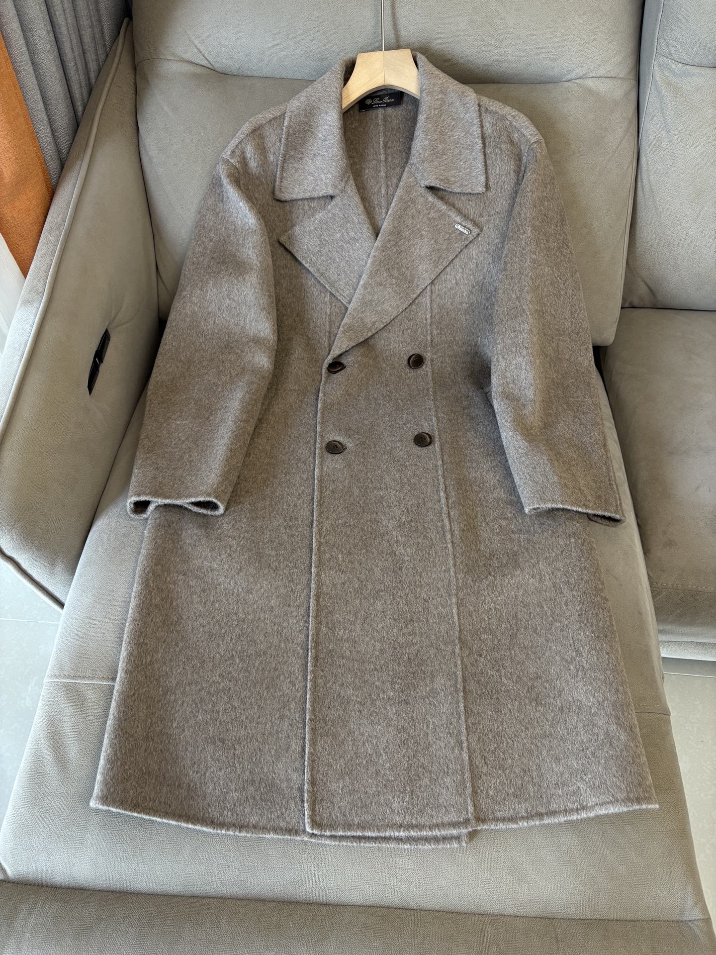 NO:628883,L wool coat interprets the elegance and warmth of winter] The winter wind brings biting and chill, but it also brings fashion opportunities. When the classic herringbone pattern meets the blended fabric of wool and cashmere, a unique coat emerges, adding an irresistible charm to your winter outfit.  With the herringbone texture as the design highlight, the unique pattern seems to tell the story of the years, adding a retro and literary atmosphere to the overall look. Its style is simple yet grand, and the smooth lines outline an elegant outline. Whether it is worn open to show casualness, or buttoned up to create a neat look, it can easily control various styles.  What’s even more surprising is that this coat can be worn with a stand-up collar. The stand-up collar design can not only provide warm protection for your neck in the cold wind, but also instantly enhance your aura and make you stand out from the crowd. When the cold wind blows, stand the collar high, as if you are building a warm barrier for yourself, while still maintaining a sense of fashion.  The choice of fabric is the essence of this coat. The blend of wool and cashmere combines the stiffness of wool with the softness of cashmere. Wool gives the coat good support and warmth, making it able to withstand the severe cold of winter; while the addition of cashmere makes the coat more delicate and skin-friendly to the touch, as if it is wrapped in a layer of soft clouds. This blended fabric is not only comfortable to wear, but also has a high-quality texture, showing a high-quality style.  In terms of color, we have carefully blended two classic tones, dark gray and light coffee. Dark gray is calm and restrained, suitable for you who pursue low-key luxury; light coffee is warm and soft, adding a warm color to winter. No matter what style lover you are, you can find your favorite choice in these two colors. Size M-3XLFFF001 FFF001,, alexander wang19860909L羊毛大衣演绎冬日的优雅与温暖】冬日的风,带着凛冽与寒意,却也吹来了时尚的契机.当经典的人字纹邂逅羊毛与山羊绒的混纺面料,一件别具一格的大衣应运而生,为你的冬日穿搭增添一抹难以抗拒的魅力. 以人字纹理为设计亮点,独特的纹路仿佛在诉说着岁月的故事,为整体造型增添了复古与文艺的气息.它的款式外形简约而不失大气,流畅的线条勾勒出优雅的轮廓,无论是敞开穿展现随性,还是系上扣子塑造利落感,都能轻松驾驭各种风格. 更令人惊喜的是,这款大衣可以实现立领的穿搭方式.立领的设计不仅能在寒风中为你的脖颈提供温暖的守护,还能瞬间提升气场,让你在人群中脱颖而出.当寒风乍起,将领子高高立起,仿佛为自己筑起一道温暖的屏障,同时又不失时尚感. 而面料的选择,更是这款大衣的精髓所在.羊毛与山羊绒的混纺,兼具了羊毛的挺括与山羊绒的柔软.羊毛赋予了大衣良好的支撑性和保暖性,使其能够抵御冬日的严寒；而山羊绒的加入,则让大衣在触感上更加细腻亲肤,仿佛被一层轻柔的云朵包裹.这种混纺面料不仅穿着舒适,而且质感上乘,彰显出高品质的格调. 在色彩上,我们精心调配了深灰与浅咖两种经典色调.深灰,沉稳内敛,适合追求低调奢华的你；浅咖,温暖柔和,为冬日增添一抹温馨的色彩.无论你是哪种风格爱好者,都能在这两款颜色中找到属于自己的心仪之选. 码数M-3XLFFF001 FFF001,,alexander wang,Men's clothing