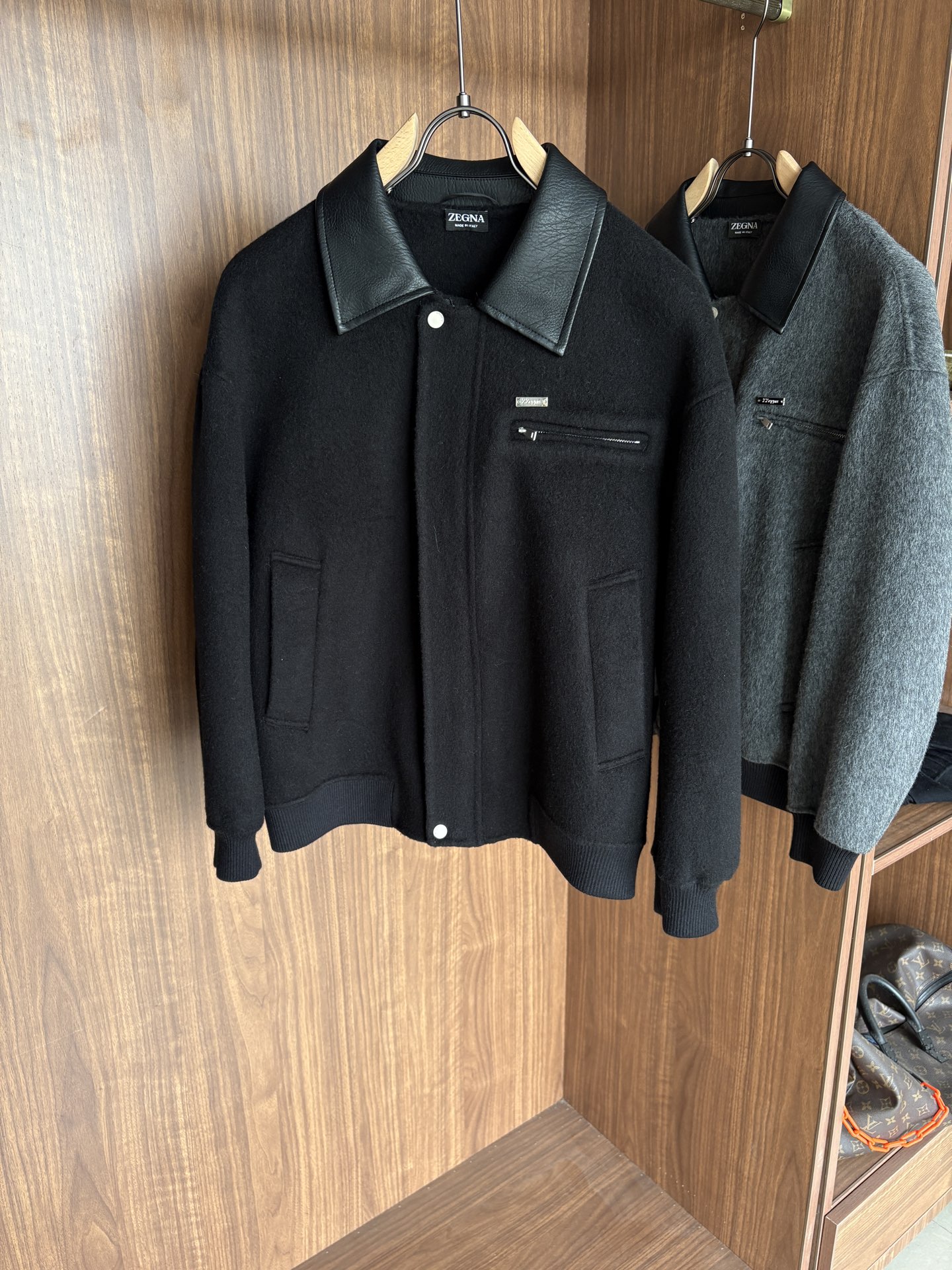 NO:651367,Jeni wool coat interprets the elegance and warmth of winter] The winter wind brings biting and chill, but it also brings fashion opportunities. When the classic herringbone pattern meets the blended fabric of wool and cashmere, a unique coat emerges, adding an irresistible charm to your winter outfit.  With the herringbone texture as the design highlight, the unique pattern seems to tell the story of the years, adding a retro and literary atmosphere to the overall look. Its style is simple yet grand, and the smooth lines outline an elegant outline. Whether it is worn open to show casualness, or buttoned up to create a neat look, it can easily control various styles.  What’s even more surprising is that this coat can be worn with a stand-up collar. The stand-up collar design can not only provide warm protection for your neck in the cold wind, but also instantly enhance your aura and make you stand out from the crowd. When the cold wind blows, stand the collar high, as if you are building a warm barrier for yourself, while still maintaining a sense of fashion.  The choice of fabric is the essence of this coat. The blend of wool and cashmere combines the stiffness of wool with the softness of cashmere. Wool gives the coat good support and warmth, making it able to withstand the severe cold of winter; while the addition of cashmere makes the coat more delicate and skin-friendly to the touch, as if it is wrapped in a layer of soft clouds. This blended fabric is not only comfortable to wear, but also has a high-quality texture, showing a high-quality style.  In terms of color, we have carefully blended two classic tones, dark gray and light coffee. Dark gray is calm and restrained, suitable for you who pursue low-key luxury; light coffee is warm and soft, adding a warm color to winter. No matter what style lover you are, you can find your favorite choice in these two colors. Size M-3XLFFF001 FFF001,,zegna,alexander wang19860909杰尼羊毛大衣演绎冬日的优雅与温暖】冬日的风,带着凛冽与寒意,却也吹来了时尚的契机.当经典的人字纹邂逅羊毛与山羊绒的混纺面料,一件别具一格的大衣应运而生,为你的冬日穿搭增添一抹难以抗拒的魅力. 以人字纹理为设计亮点,独特的纹路仿佛在诉说着岁月的故事,为整体造型增添了复古与文艺的气息.它的款式外形简约而不失大气,流畅的线条勾勒出优雅的轮廓,无论是敞开穿展现随性,还是系上扣子塑造利落感,都能轻松驾驭各种风格. 更令人惊喜的是,这款大衣可以实现立领的穿搭方式.立领的设计不仅能在寒风中为你的脖颈提供温暖的守护,还能瞬间提升气场,让你在人群中脱颖而出.当寒风乍起,将领子高高立起,仿佛为自己筑起一道温暖的屏障,同时又不失时尚感. 而面料的选择,更是这款大衣的精髓所在.羊毛与山羊绒的混纺,兼具了羊毛的挺括与山羊绒的柔软.羊毛赋予了大衣良好的支撑性和保暖性,使其能够抵御冬日的严寒；而山羊绒的加入,则让大衣在触感上更加细腻亲肤,仿佛被一层轻柔的云朵包裹.这种混纺面料不仅穿着舒适,而且质感上乘,彰显出高品质的格调. 在色彩上,我们精心调配了深灰与浅咖两种经典色调.深灰,沉稳内敛,适合追求低调奢华的你；浅咖,温暖柔和,为冬日增添一抹温馨的色彩.无论你是哪种风格爱好者,都能在这两款颜色中找到属于自己的心仪之选. 码数M-3XLFFF001 FFF001,,zegna,alexander wang,Men's clothing