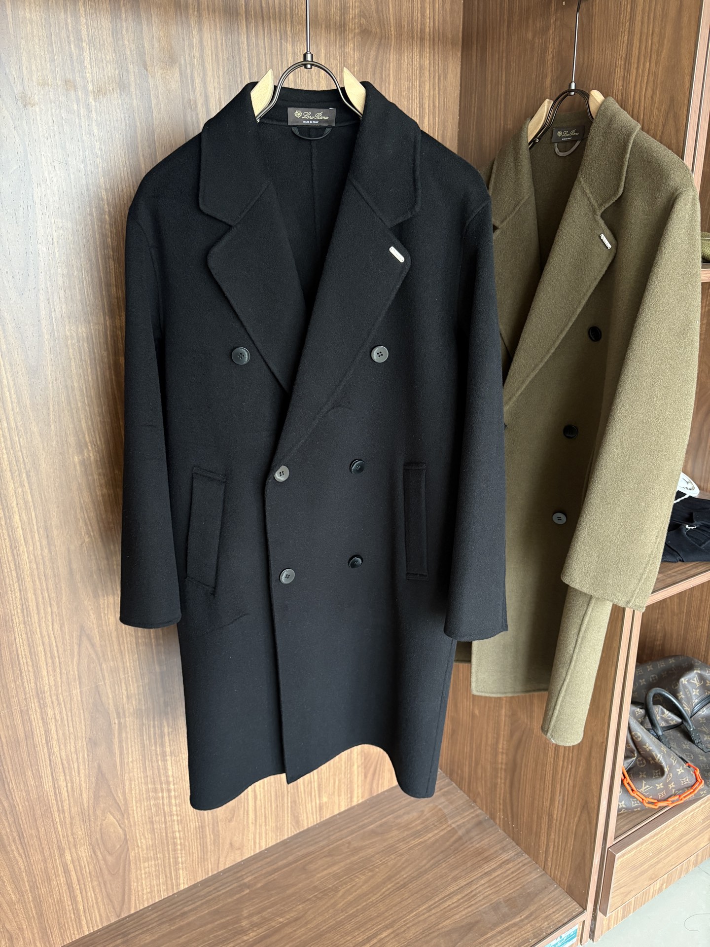 NO:690638,L wool coat interprets the elegance and warmth of winter] The winter wind brings biting and chill, but it also brings fashion opportunities. When the classic herringbone pattern meets the blended fabric of wool and cashmere, a unique coat emerges, adding an irresistible charm to your winter outfit.  With the herringbone texture as the design highlight, the unique pattern seems to tell the story of the years, adding a retro and literary atmosphere to the overall look. Its style is simple yet grand, and the smooth lines outline an elegant outline. Whether it is worn open to show casualness, or buttoned up to create a neat look, it can easily control various styles.  What’s even more surprising is that this coat can be worn with a stand-up collar. The stand-up collar design can not only provide warm protection for your neck in the cold wind, but also instantly enhance your aura and make you stand out from the crowd. When the cold wind blows, stand the collar high, as if you are building a warm barrier for yourself, while still maintaining a sense of fashion.  The choice of fabric is the essence of this coat. The blend of wool and cashmere combines the stiffness of wool with the softness of cashmere. Wool gives the coat good support and warmth, making it able to withstand the severe cold of winter; while the addition of cashmere makes the coat more delicate and skin-friendly to the touch, as if it is wrapped in a layer of soft clouds. This blended fabric is not only comfortable to wear, but also has a high-quality texture, showing a high-quality style.  In terms of color, we have carefully blended two classic tones, dark gray and light coffee. Dark gray is calm and restrained, suitable for you who pursue low-key luxury; light coffee is warm and soft, adding a warm color to winter. No matter what style lover you are, you can find your favorite choice in these two colors. Size M-3XLFFF001 FFF001,,19860909L 羊毛大衣演绎冬日的优雅与温暖】冬日的风,带着凛冽与寒意,却也吹来了时尚的契机.当经典的人字纹邂逅羊毛与山羊绒的混纺面料,一件别具一格的大衣应运而生,为你的冬日穿搭增添一抹难以抗拒的魅力. 以人字纹理为设计亮点,独特的纹路仿佛在诉说着岁月的故事,为整体造型增添了复古与文艺的气息.它的款式外形简约而不失大气,流畅的线条勾勒出优雅的轮廓,无论是敞开穿展现随性,还是系上扣子塑造利落感,都能轻松驾驭各种风格. 更令人惊喜的是,这款大衣可以实现立领的穿搭方式.立领的设计不仅能在寒风中为你的脖颈提供温暖的守护,还能瞬间提升气场,让你在人群中脱颖而出.当寒风乍起,将领子高高立起,仿佛为自己筑起一道温暖的屏障,同时又不失时尚感. 而面料的选择,更是这款大衣的精髓所在.羊毛与山羊绒的混纺,兼具了羊毛的挺括与山羊绒的柔软.羊毛赋予了大衣良好的支撑性和保暖性,使其能够抵御冬日的严寒；而山羊绒的加入,则让大衣在触感上更加细腻亲肤,仿佛被一层轻柔的云朵包裹.这种混纺面料不仅穿着舒适,而且质感上乘,彰显出高品质的格调. 在色彩上,我们精心调配了深灰与浅咖两种经典色调.深灰,沉稳内敛,适合追求低调奢华的你；浅咖,温暖柔和,为冬日增添一抹温馨的色彩.无论你是哪种风格爱好者,都能在这两款颜色中找到属于自己的心仪之选. 码数M-3XLFFF001 FFF001,,,Men's clothing