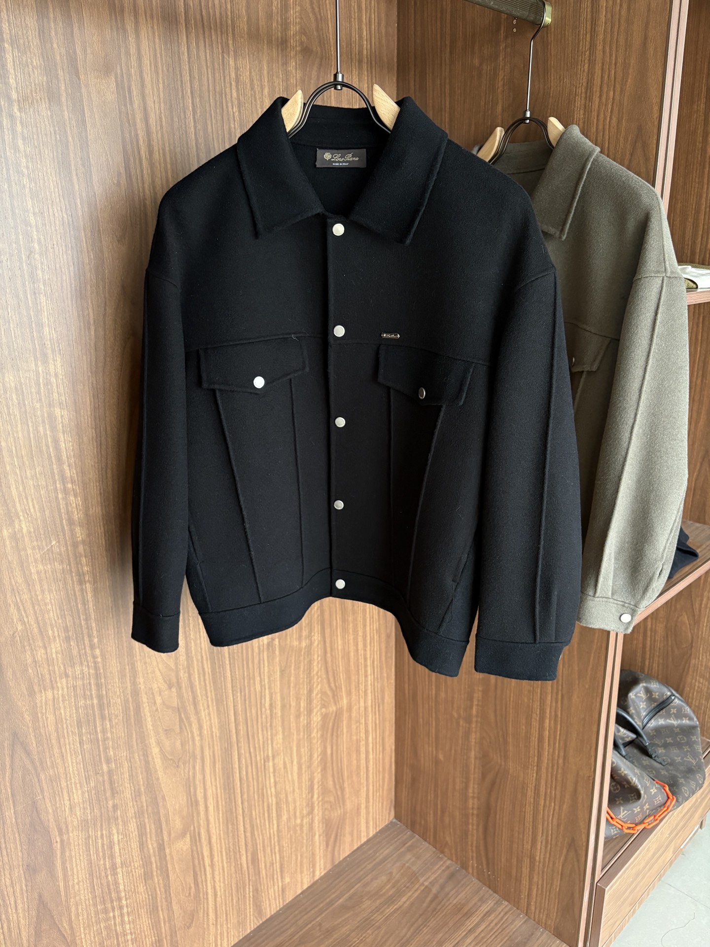 NO:690636,L wool coat interprets the elegance and warmth of winter] The winter wind brings biting and chill, but it also brings fashion opportunities. When the classic herringbone pattern meets the blended fabric of wool and cashmere, a unique coat emerges, adding an irresistible charm to your winter outfit.  With the herringbone texture as the design highlight, the unique pattern seems to tell the story of the years, adding a retro and literary atmosphere to the overall look. Its style is simple yet grand, and the smooth lines outline an elegant outline. Whether it is worn open to show casualness, or buttoned up to create a neat look, it can easily control various styles.  What’s even more surprising is that this coat can be worn with a stand-up collar. The stand-up collar design can not only provide warm protection for your neck in the cold wind, but also instantly enhance your aura and make you stand out from the crowd. When the cold wind blows, stand the collar high, as if you are building a warm barrier for yourself, while still maintaining a sense of fashion.  The choice of fabric is the essence of this coat. The blend of wool and cashmere combines the stiffness of wool with the softness of cashmere. Wool gives the coat good support and warmth, making it able to withstand the severe cold of winter; while the addition of cashmere makes the coat more delicate and skin-friendly to the touch, as if it is wrapped in a layer of soft clouds. This blended fabric is not only comfortable to wear, but also has a high-quality texture, showing a high-quality style.  In terms of color, we have carefully blended two classic tones, dark gray and light coffee. Dark gray is calm and restrained, suitable for you who pursue low-key luxury; light coffee is warm and soft, adding a warm color to winter. No matter what style lover you are, you can find your favorite choice in these two colors. Size M-3XLFFF001 FFF001,,19860909L 羊毛大衣演绎冬日的优雅与温暖】冬日的风,带着凛冽与寒意,却也吹来了时尚的契机.当经典的人字纹邂逅羊毛与山羊绒的混纺面料,一件别具一格的大衣应运而生,为你的冬日穿搭增添一抹难以抗拒的魅力. 以人字纹理为设计亮点,独特的纹路仿佛在诉说着岁月的故事,为整体造型增添了复古与文艺的气息.它的款式外形简约而不失大气,流畅的线条勾勒出优雅的轮廓,无论是敞开穿展现随性,还是系上扣子塑造利落感,都能轻松驾驭各种风格. 更令人惊喜的是,这款大衣可以实现立领的穿搭方式.立领的设计不仅能在寒风中为你的脖颈提供温暖的守护,还能瞬间提升气场,让你在人群中脱颖而出.当寒风乍起,将领子高高立起,仿佛为自己筑起一道温暖的屏障,同时又不失时尚感. 而面料的选择,更是这款大衣的精髓所在.羊毛与山羊绒的混纺,兼具了羊毛的挺括与山羊绒的柔软.羊毛赋予了大衣良好的支撑性和保暖性,使其能够抵御冬日的严寒；而山羊绒的加入,则让大衣在触感上更加细腻亲肤,仿佛被一层轻柔的云朵包裹.这种混纺面料不仅穿着舒适,而且质感上乘,彰显出高品质的格调. 在色彩上,我们精心调配了深灰与浅咖两种经典色调.深灰,沉稳内敛,适合追求低调奢华的你；浅咖,温暖柔和,为冬日增添一抹温馨的色彩.无论你是哪种风格爱好者,都能在这两款颜色中找到属于自己的心仪之选. 码数M-3XLFFF001 FFF001,,,Men's clothing